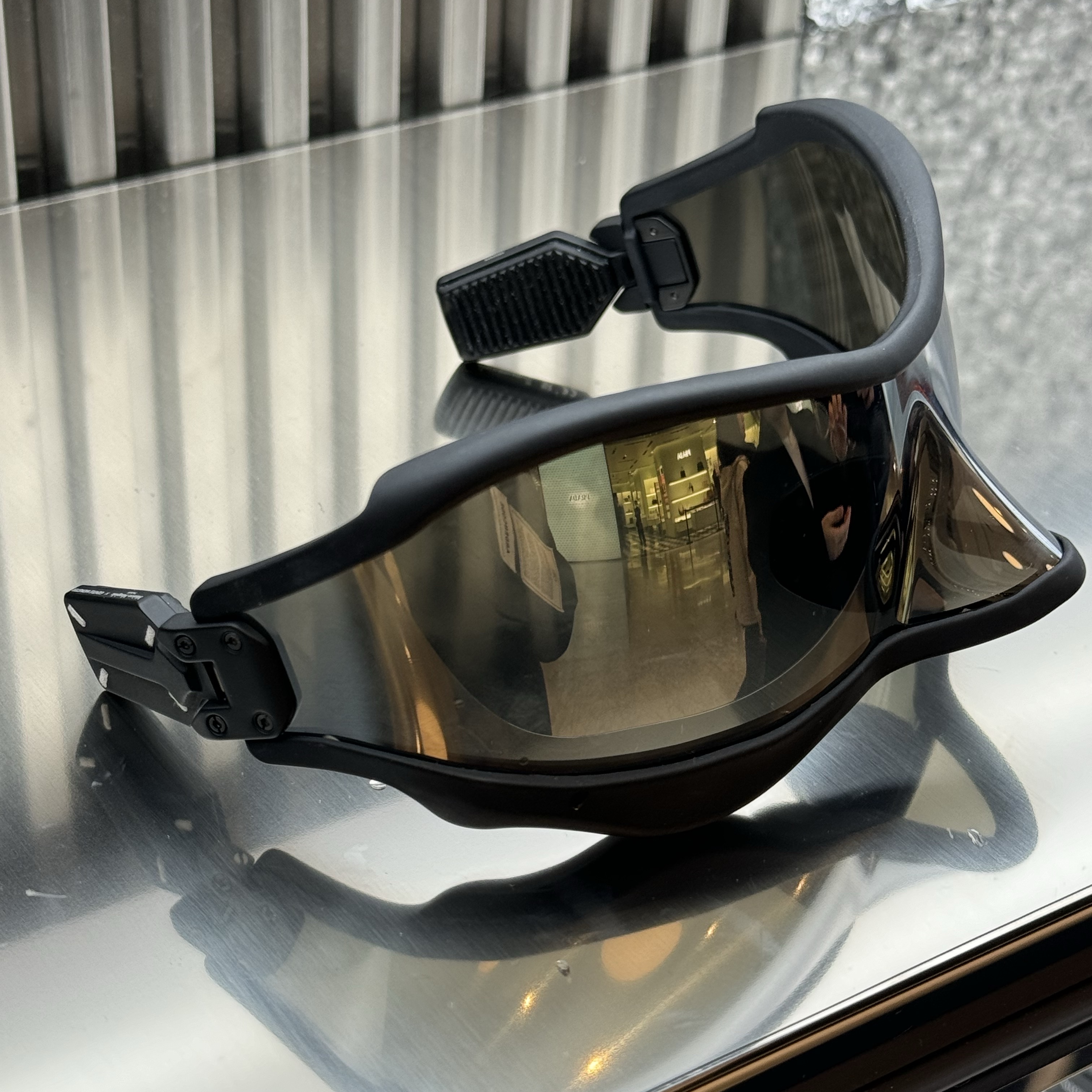Gentle Monster x Maison Margiela MM101 Black Gray 착용 스타일