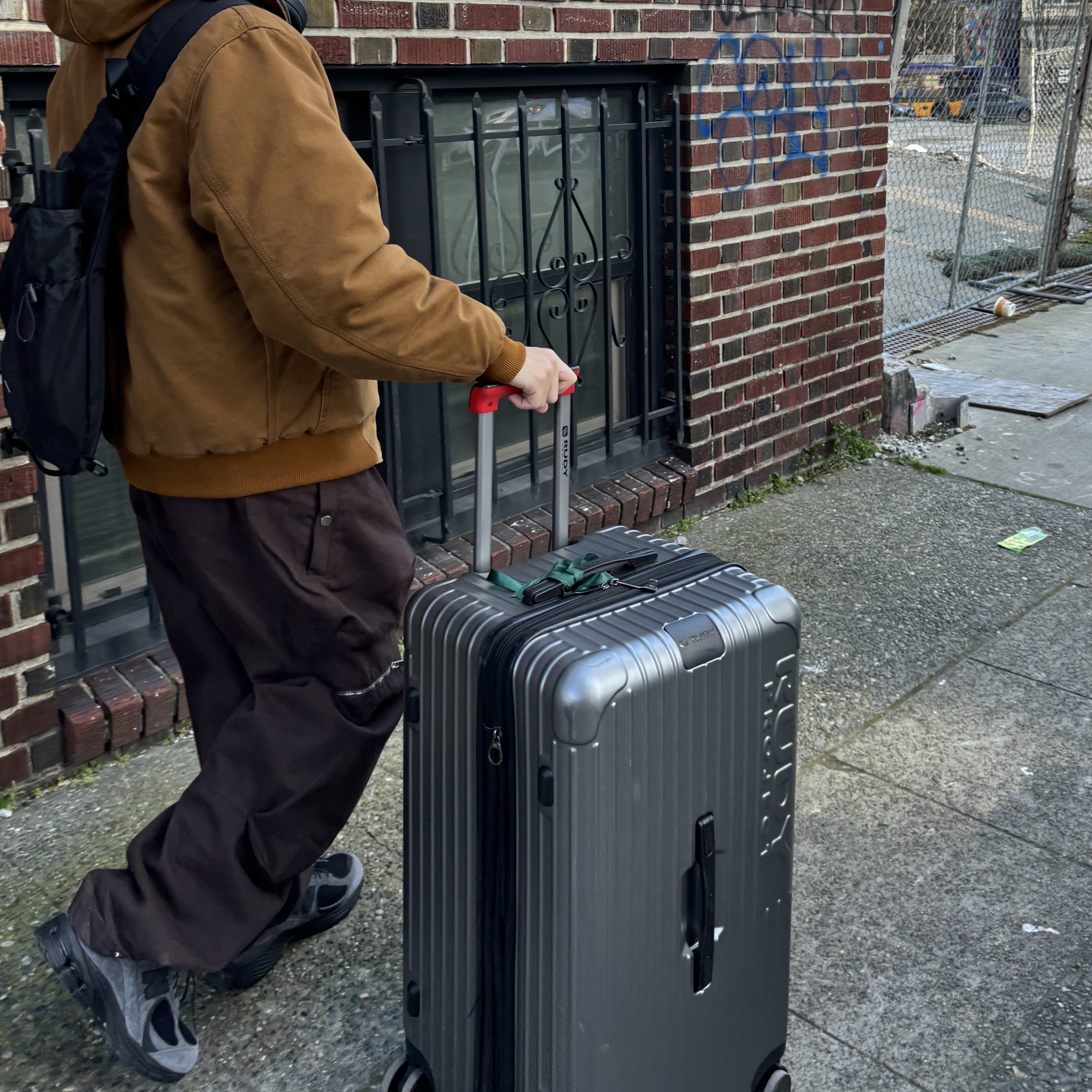 Carhartt WIP Dearborn Canvas OG Active Jacket Deep Hamilton Brown Aged Canvas - Winter, Jacquemus Le ChouChou Le Cargo Croissant Soft Cargo Pants Dark Brown 착용 스타일 - 2
