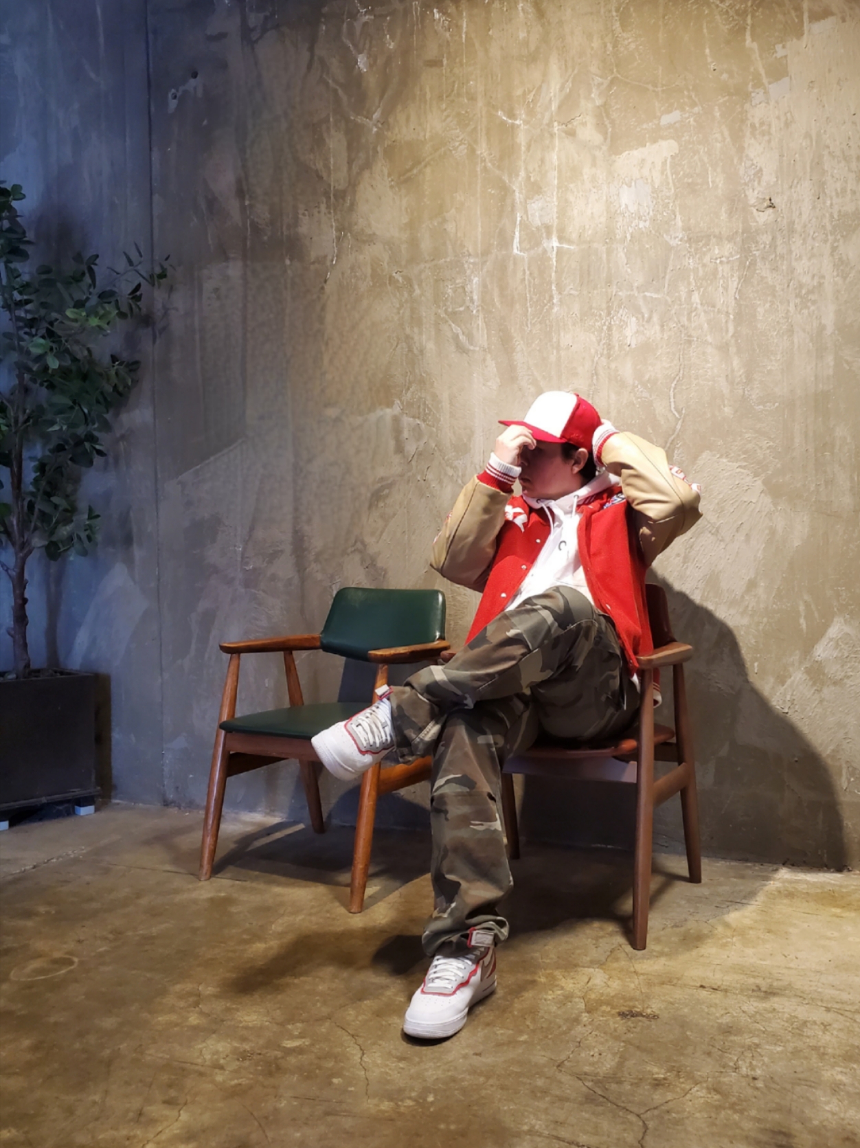 Nike Air Force 1 Mid '07 LV8 Athletic Club White Gym Red, Essentials x New Era 59FIFTY Fitted Cap Scarlet 착용 스타일 - 1
