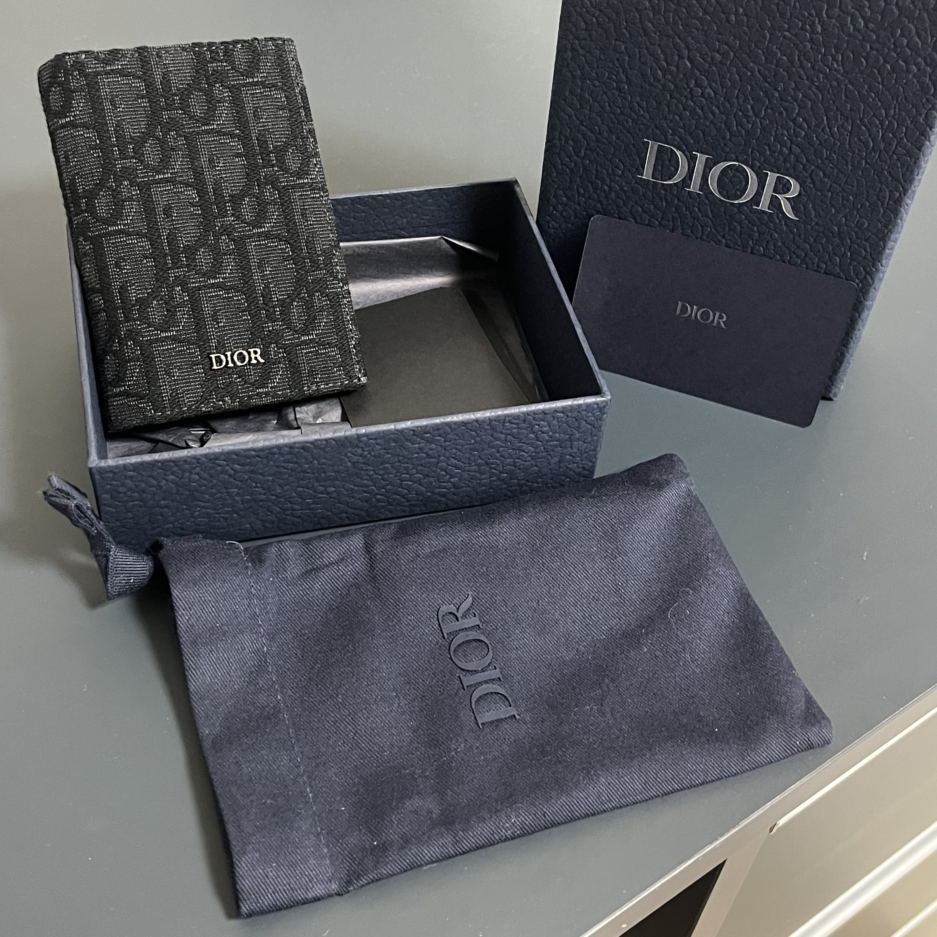 Dior Bi-Fold Card Holder Black Dior Oblique Jacquard 착용 스타일
