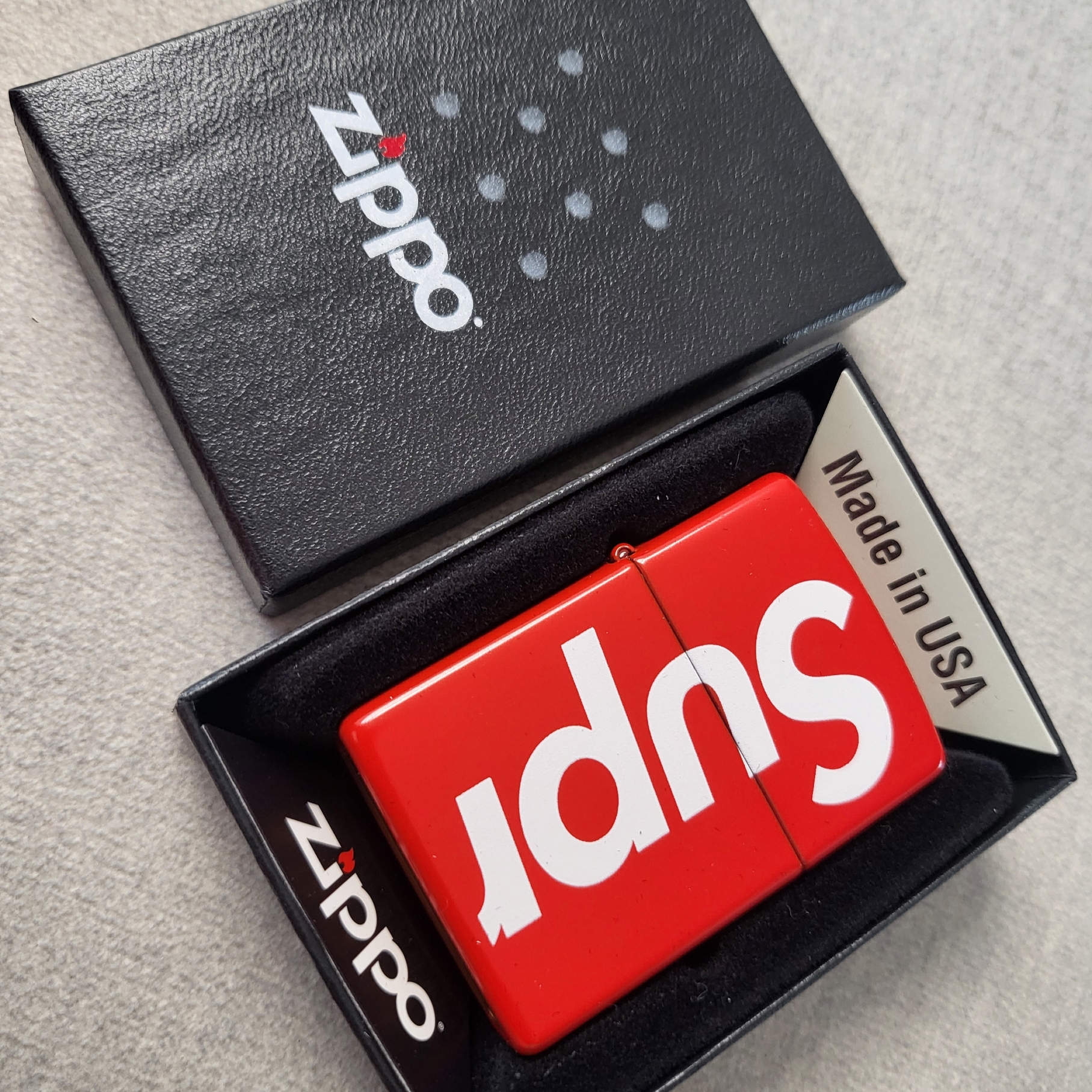 Supreme Logo Zippo Red 착용 스타일