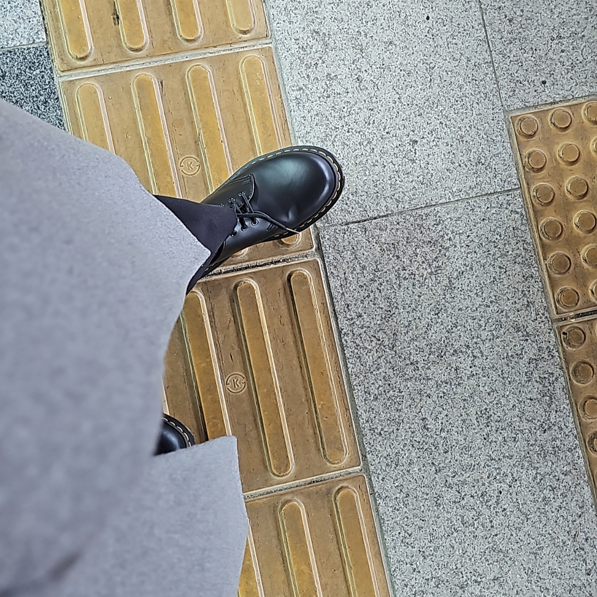 Dr. Martens 1461 Smooth Black 착용 스타일 - 1