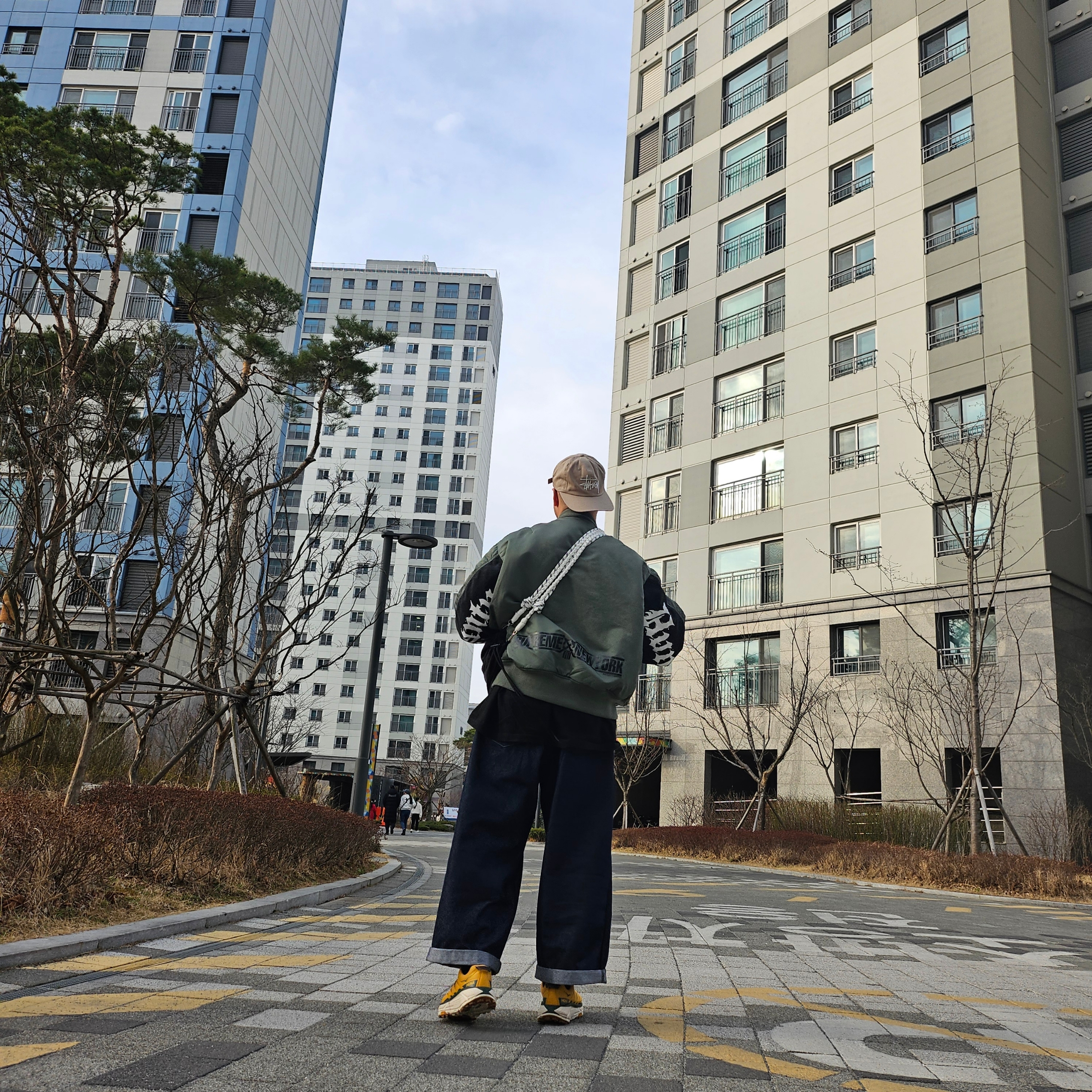 Stussy Basic Strapback Cap Khaki, Supreme x Bounty Hunter MA-1 Jacket Olive - 23FW 착용 스타일 - 1