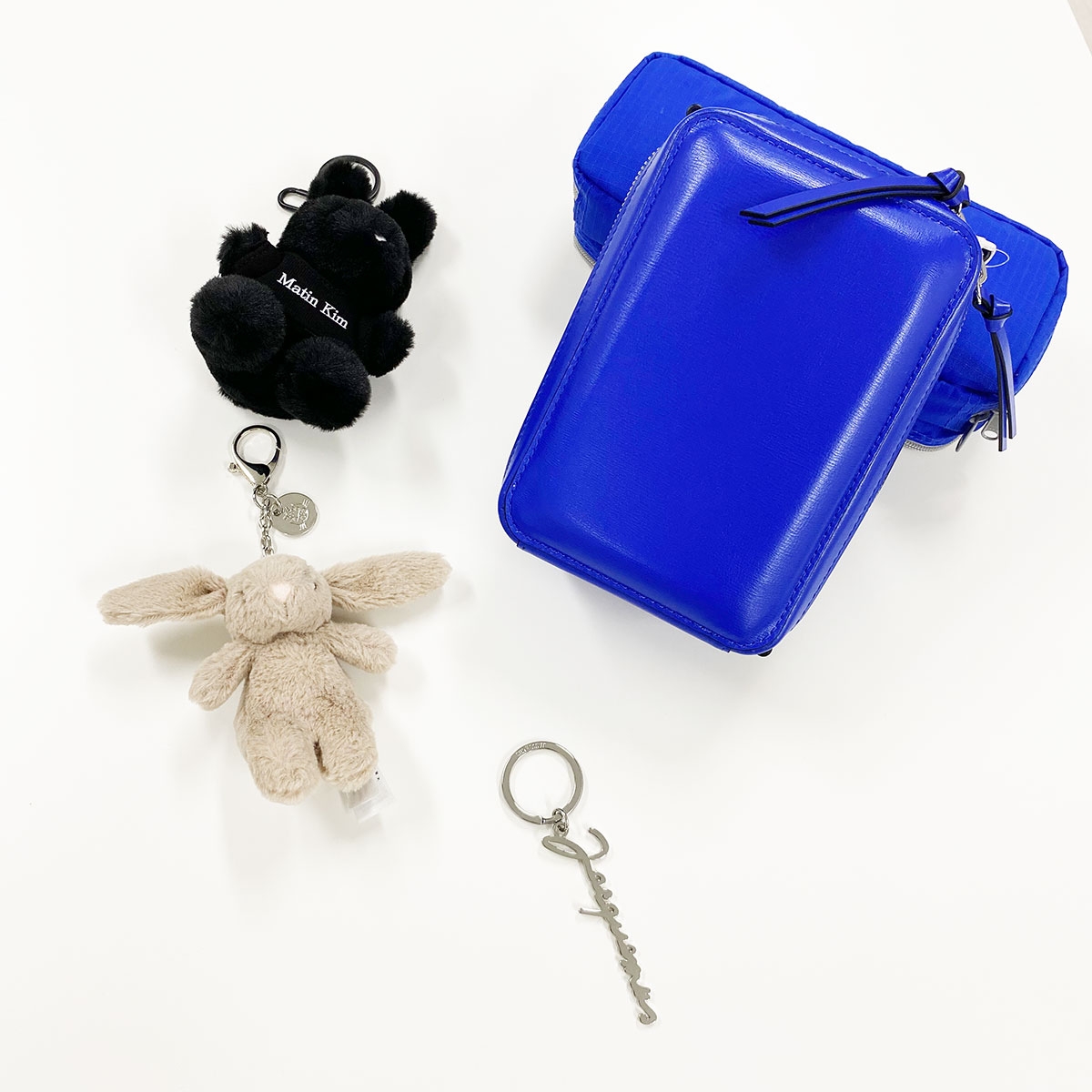 Ganni Camera Bag Dazzling Blue, Jacquemus Le Porte Cles Jacquemus Signature Logo Keyring Silver 착용 스타일