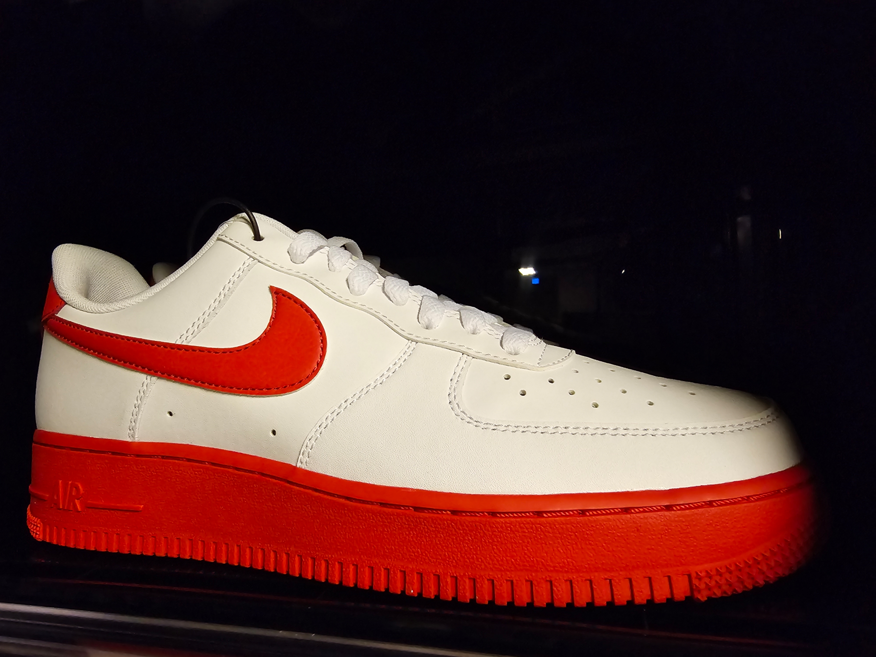 Nike Air Force 1 Low White Red Midsole 착용 스타일