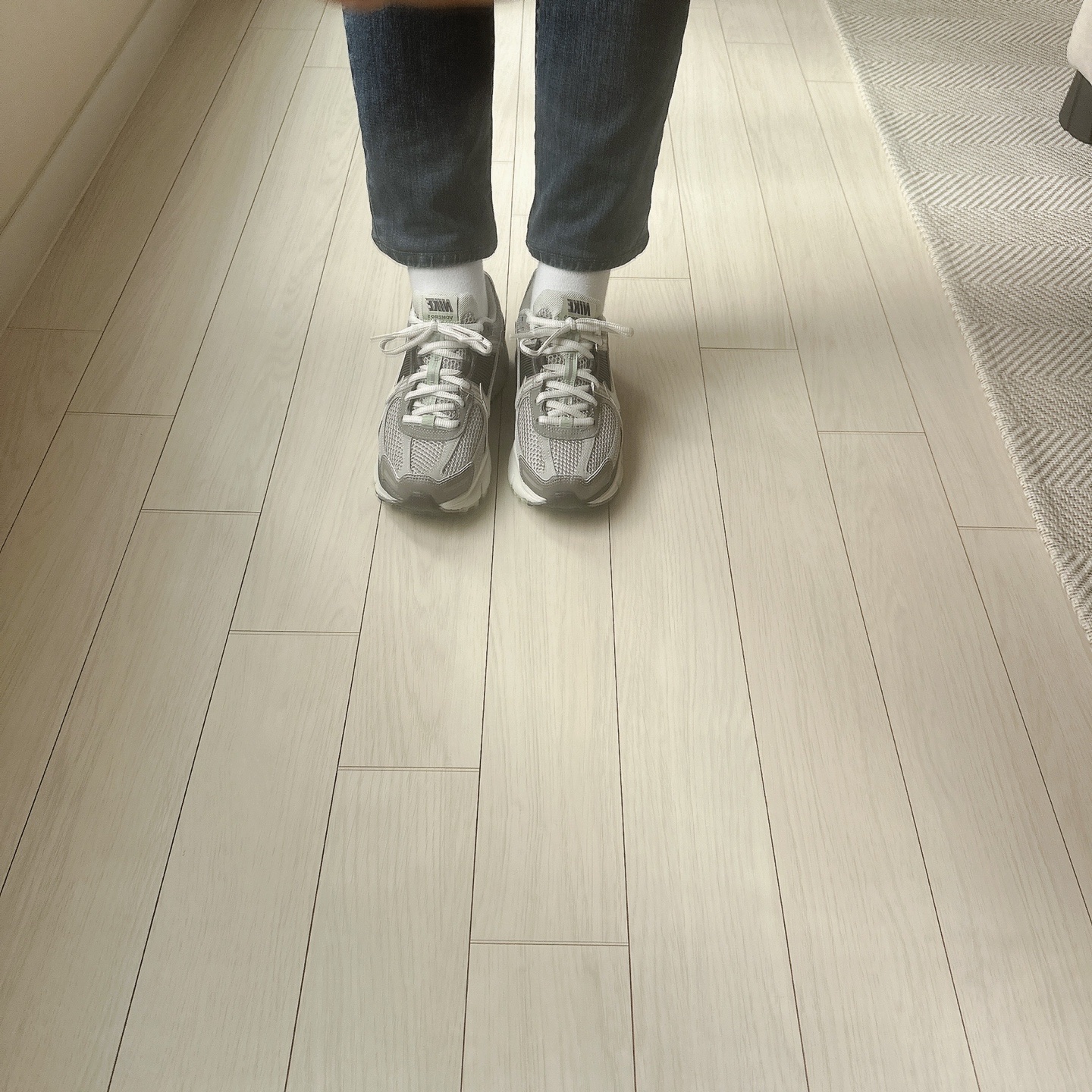 (W) Nike Zoom Vomero 5 Cobblestone and Flat Pewter 착용 스타일