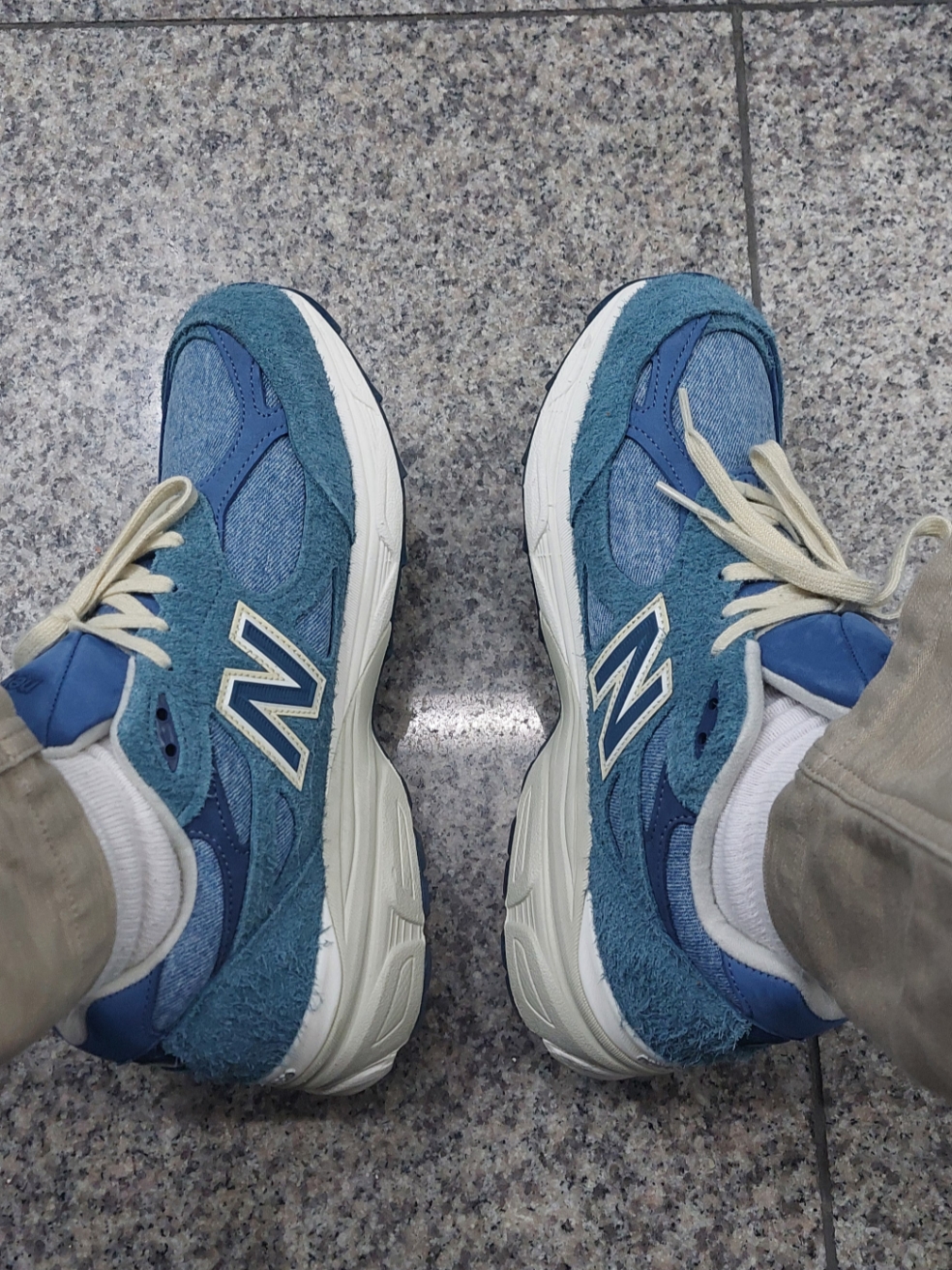 New Balance x Levi's 990v3 Blue (Levi's Tag) 착용 스타일 - 1