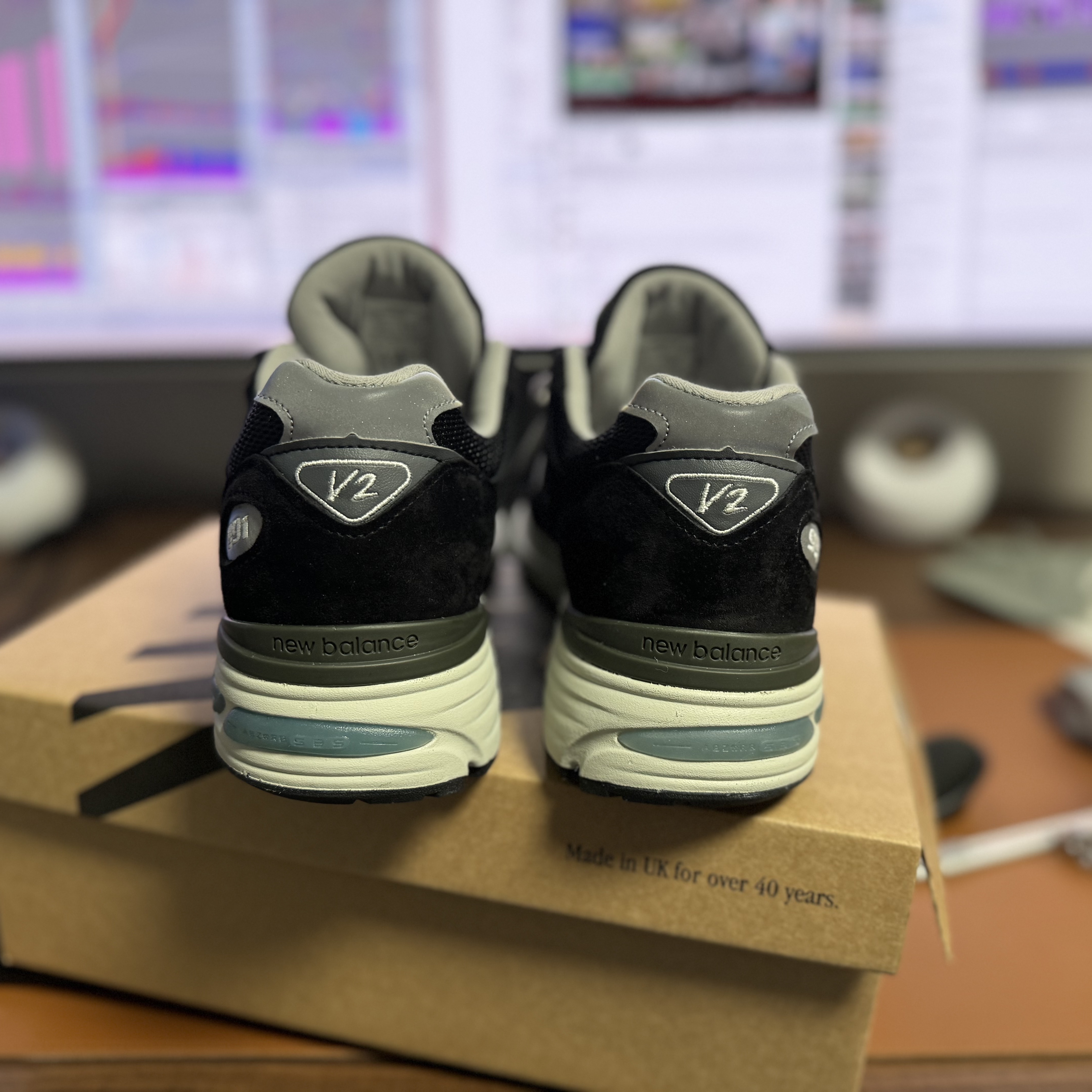 New Balance 991v2 Made in UK Black 착용 스타일 - 2