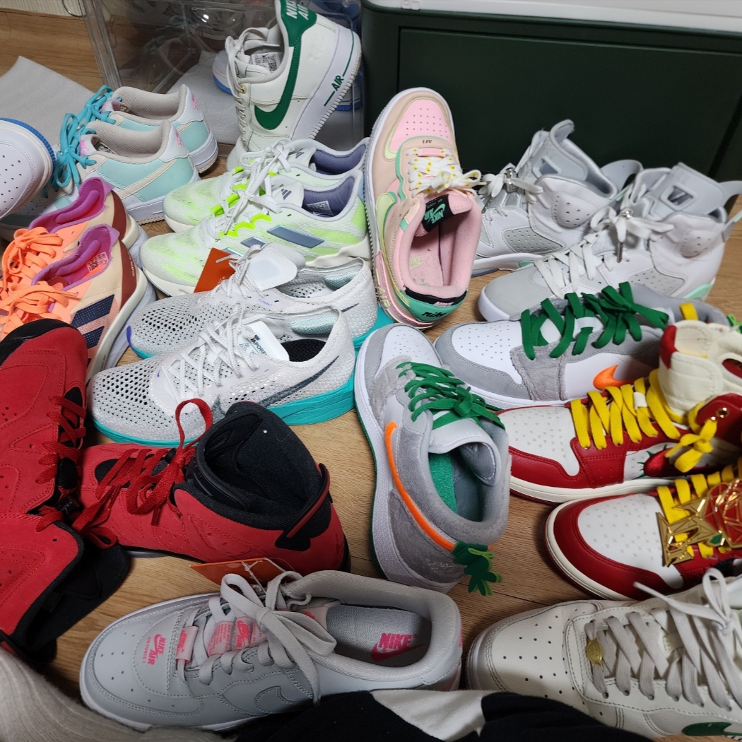 (W) Jordan 1 x Teyana Taylor Zoom CMFT 2 Gym Red, Nike Air Force 1 '07 LV8 40th Anniversary Join Forces Sail Malachite 착용 스타일 - 1
