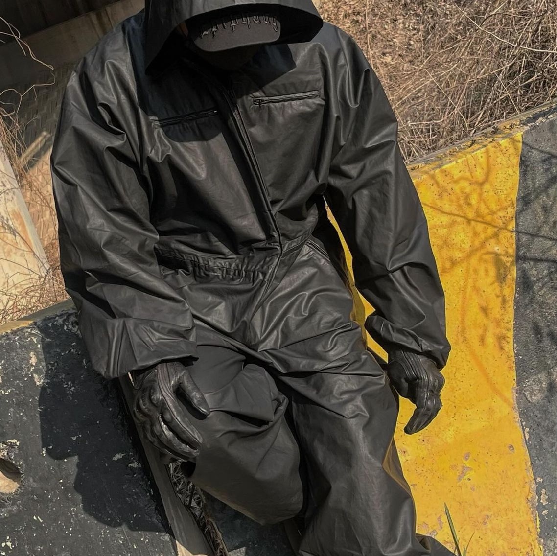 Balenciaga XL Army Boots Full Eva Black, Yeezy Gap Engineered By Balenciaga Coated Cotton Overalls Black 착용 스타일 - 2