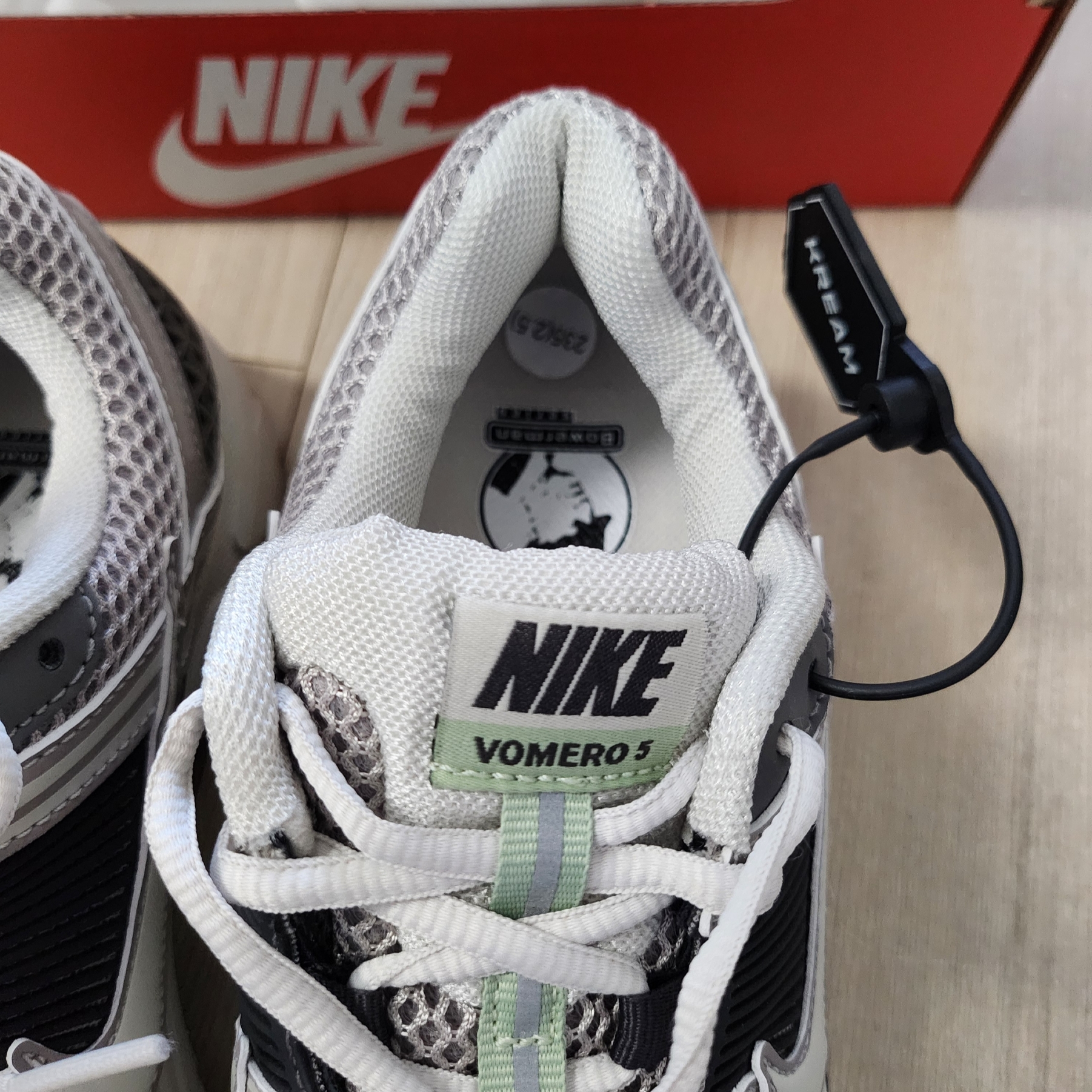 (W) Nike Zoom Vomero 5 Cobblestone and Flat Pewter 착용 스타일