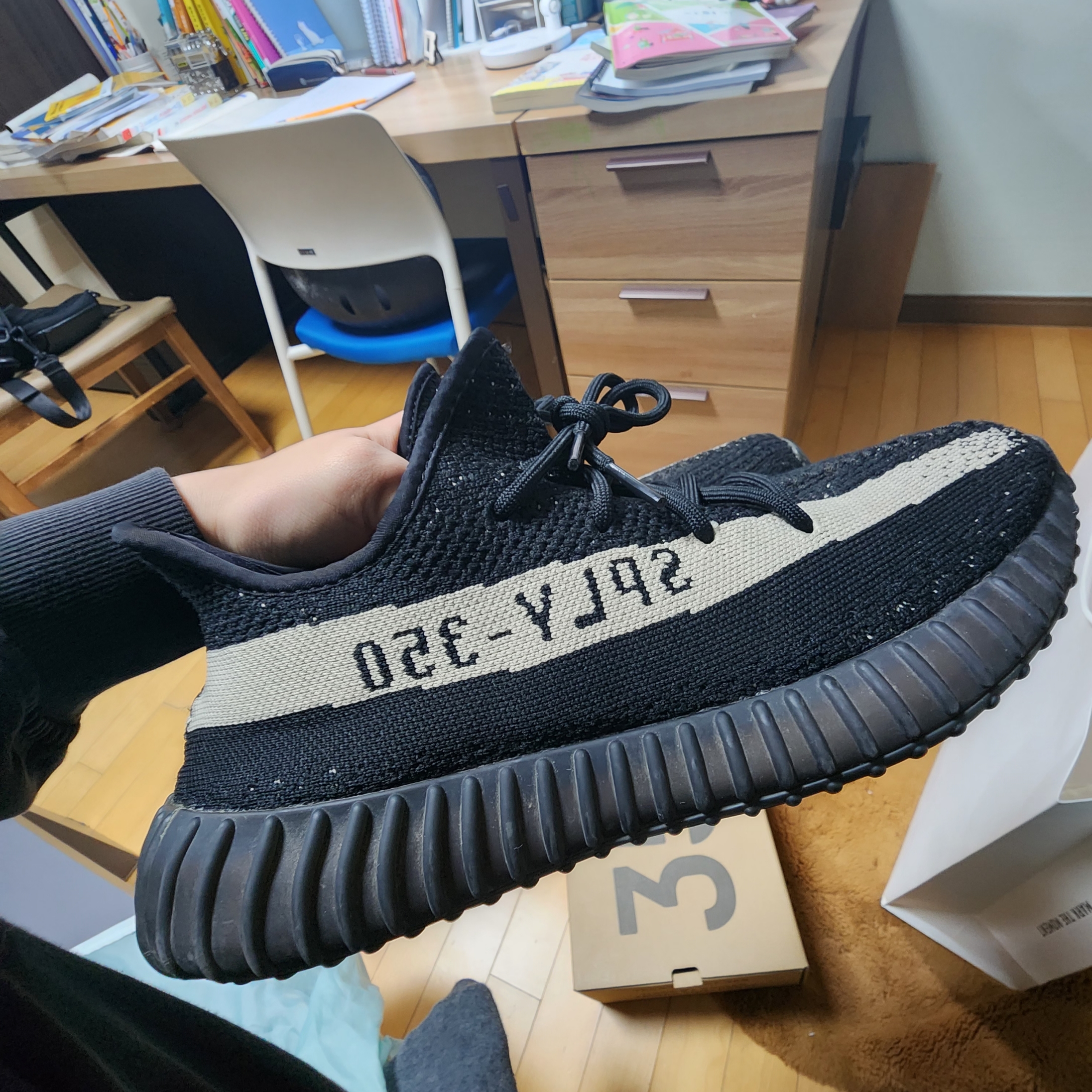 Adidas Yeezy Boost 350 V2 Core Black White 2016 착용 스타일 - 2