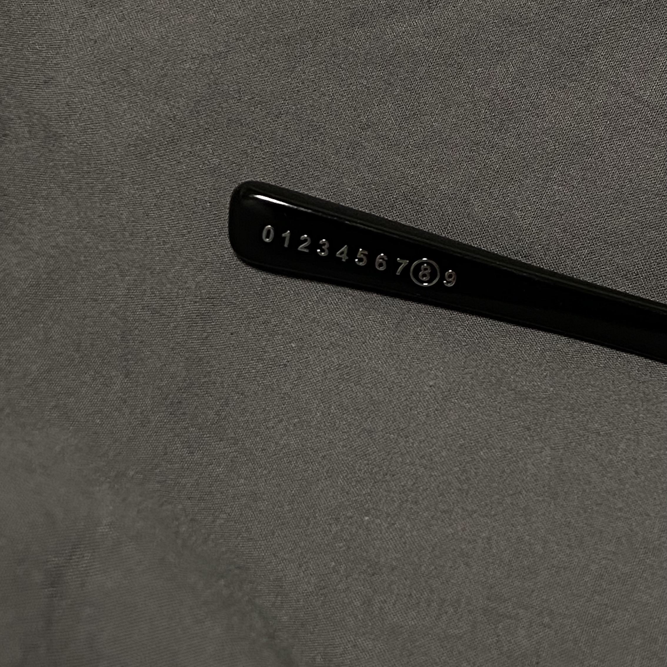 Gentle Monster x Maison Margiela MM104 Black Black 착용 스타일 - 1