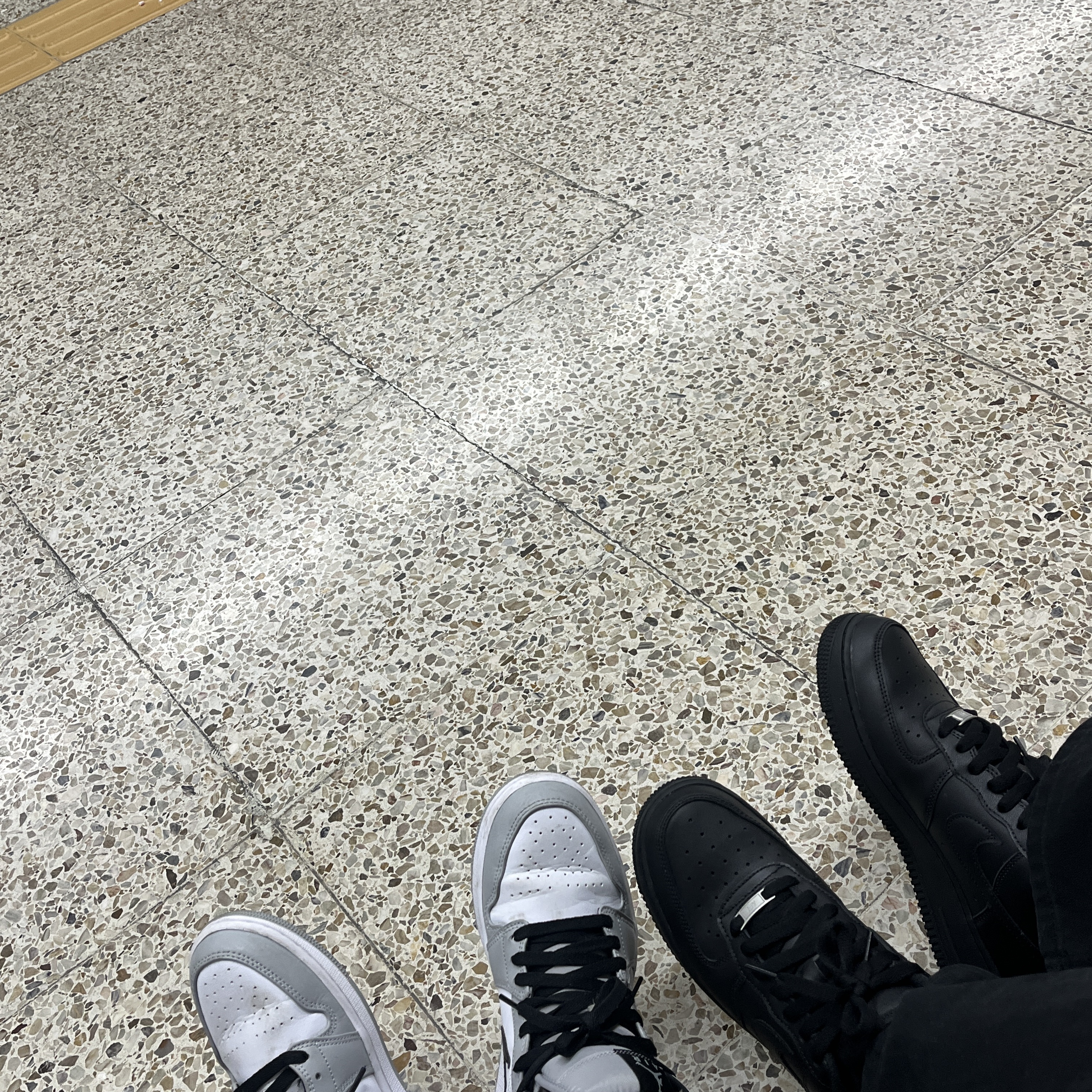 Nike Air Force 1 '07 Low Triple Black 착용 스타일
