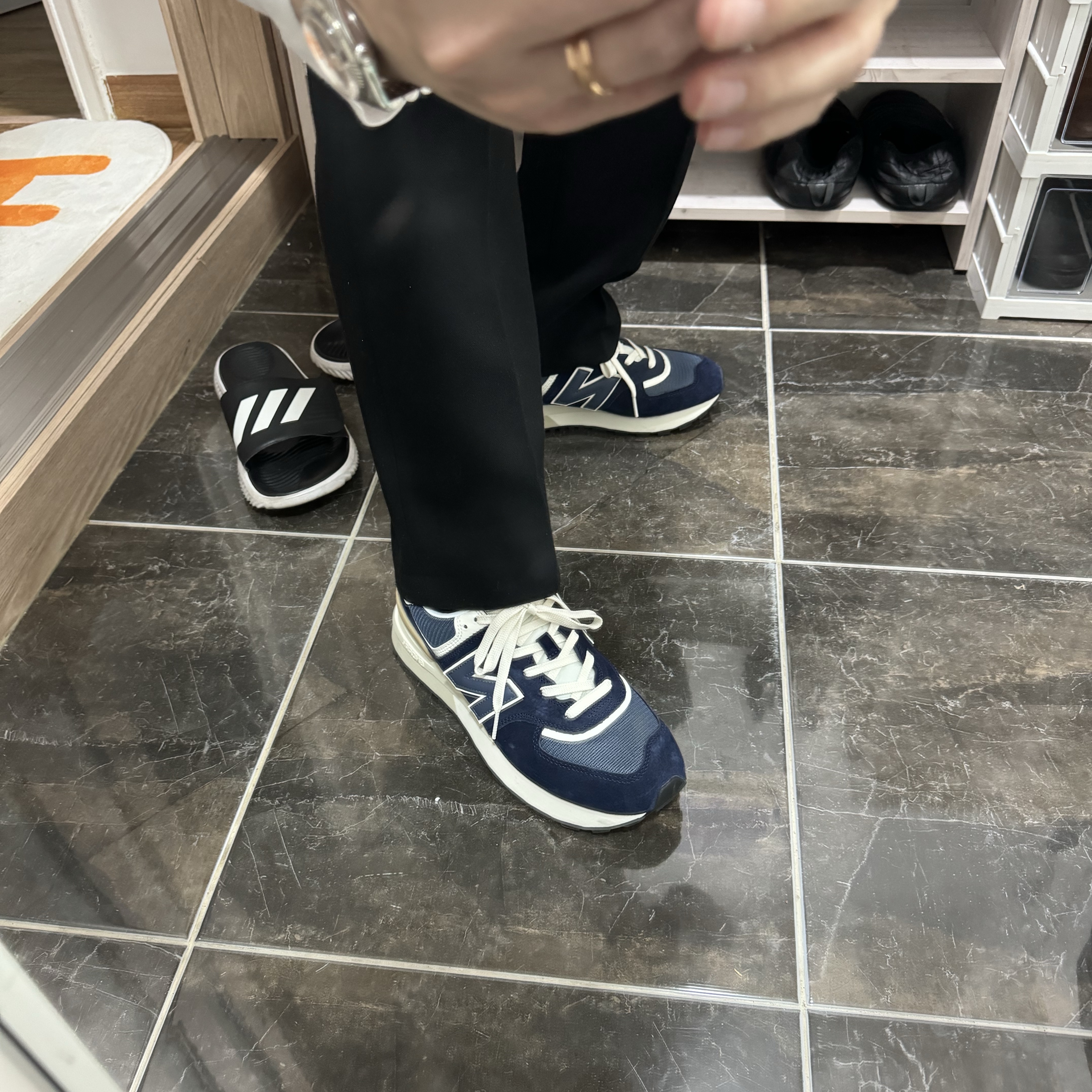 New Balance 574 Legacy Navy 착용 스타일 - 3