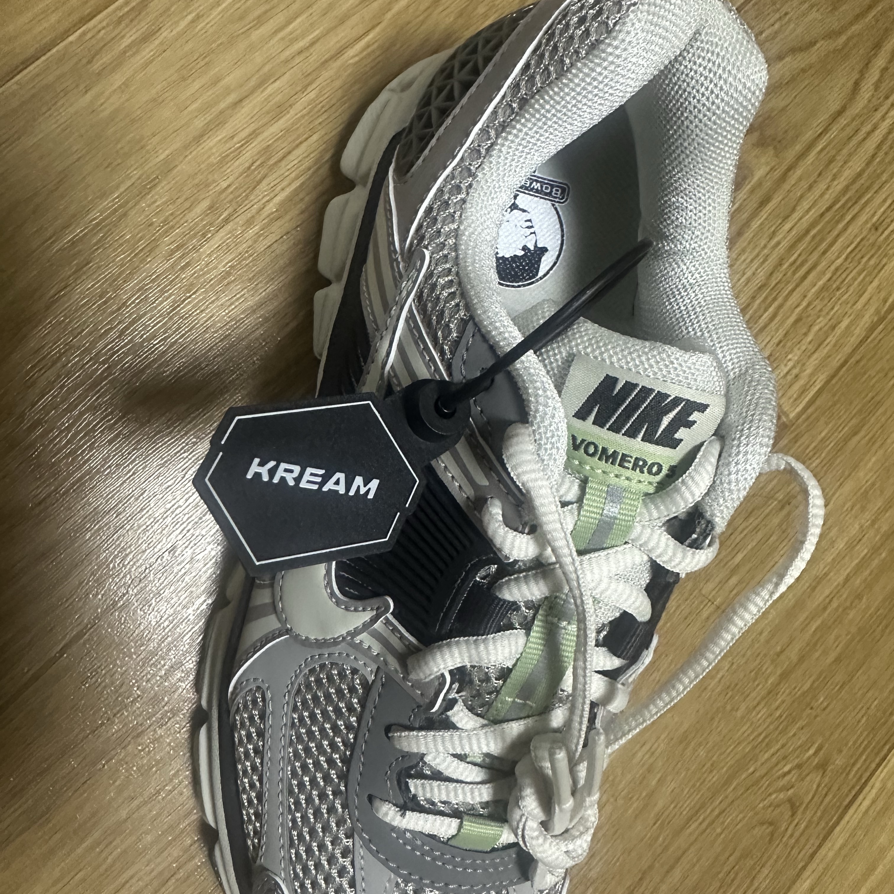 (W) Nike Zoom Vomero 5 Cobblestone and Flat Pewter 착용 스타일