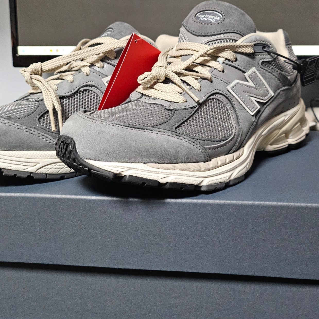 New Balance 2002R Premium Vintage Grey 착용 스타일