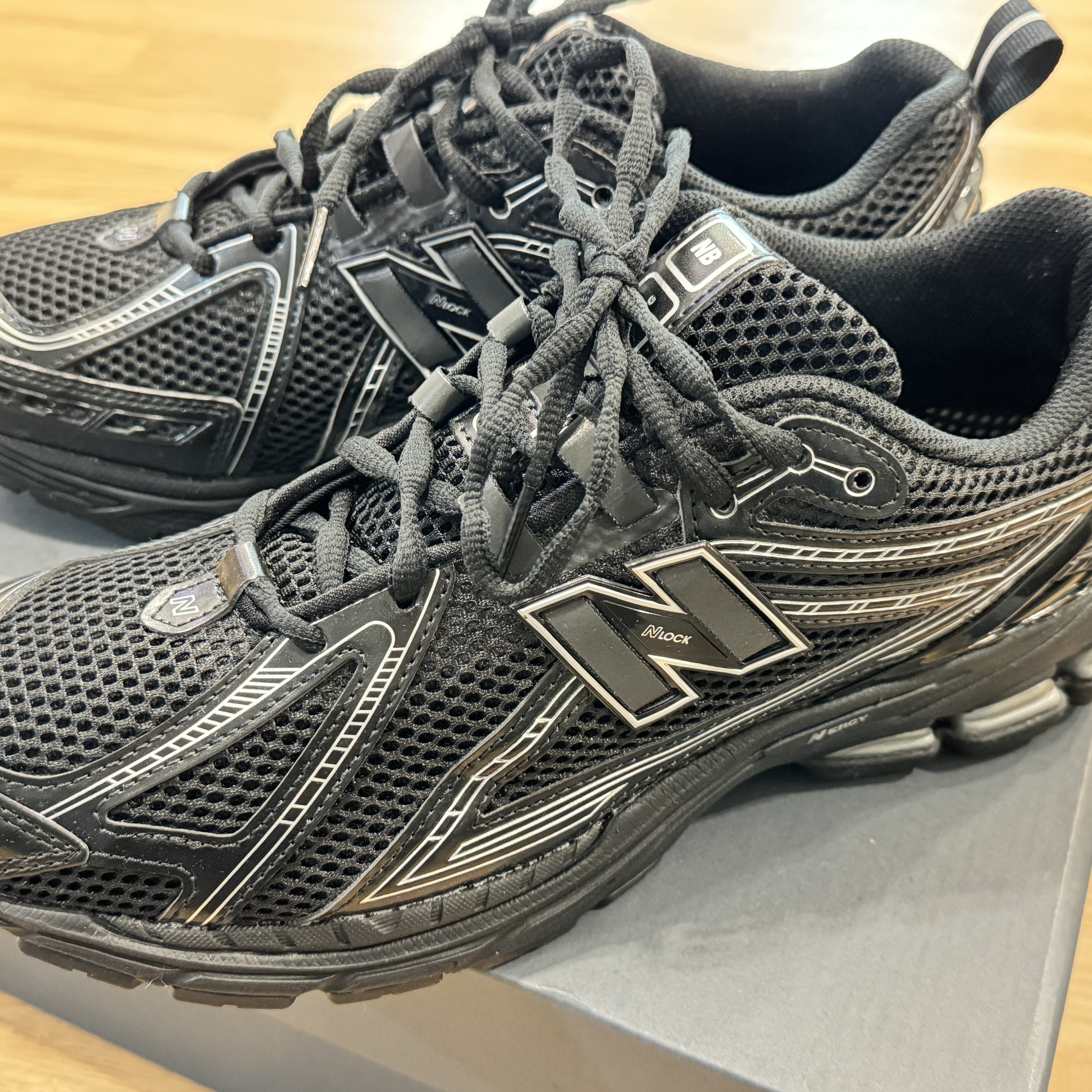 New Balance 1906R Black Silver Metallic 착용 스타일