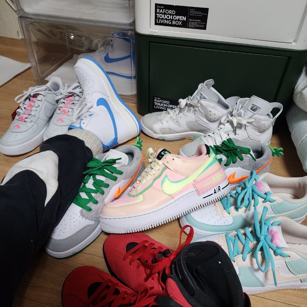 (W) Jordan 1 x Teyana Taylor Zoom CMFT 2 Gym Red, Nike Air Force 1 '07 LV8 40th Anniversary Join Forces Sail Malachite 착용 스타일 - 2