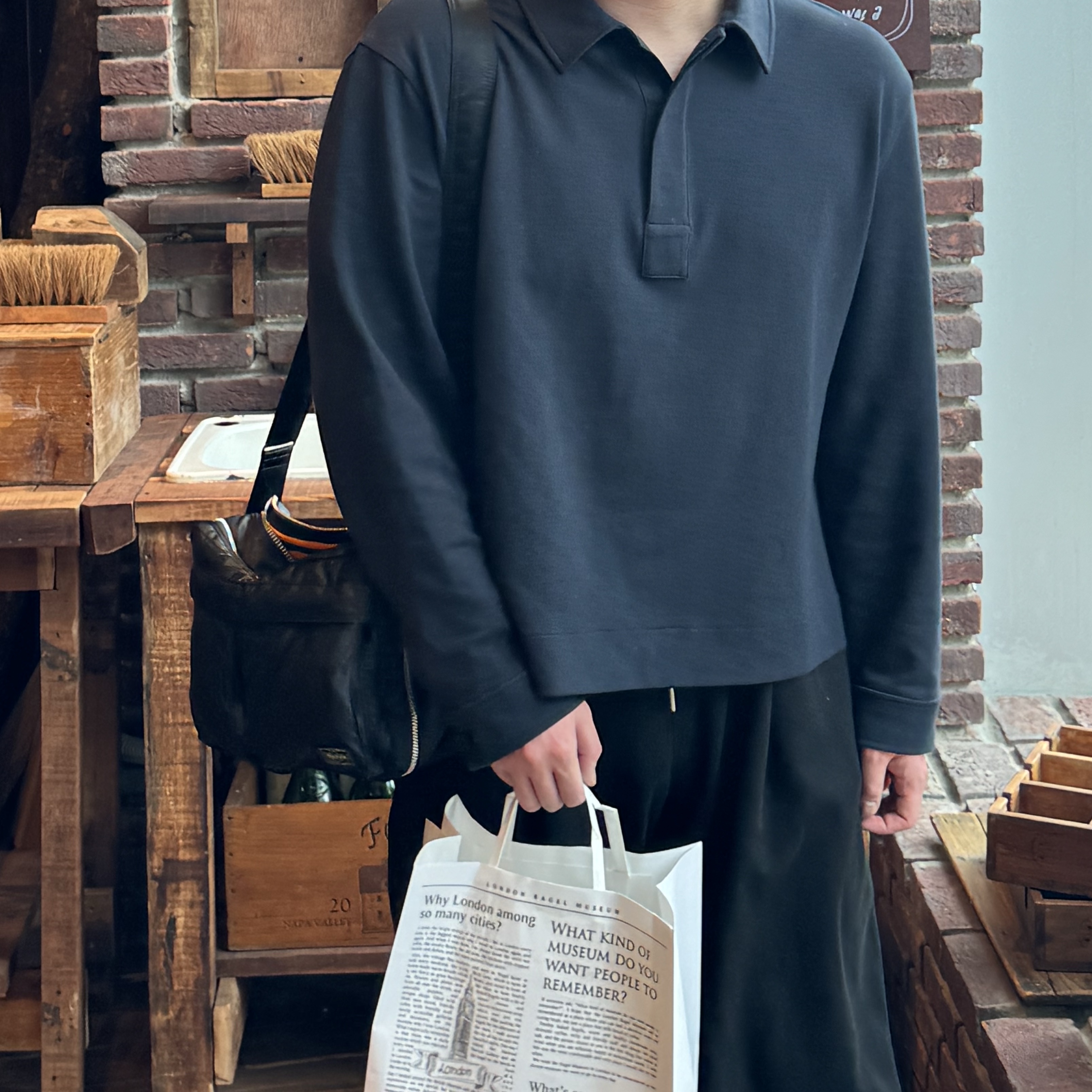 Porter Tanker Shoulder Bag L Black 착용 스타일 - 1