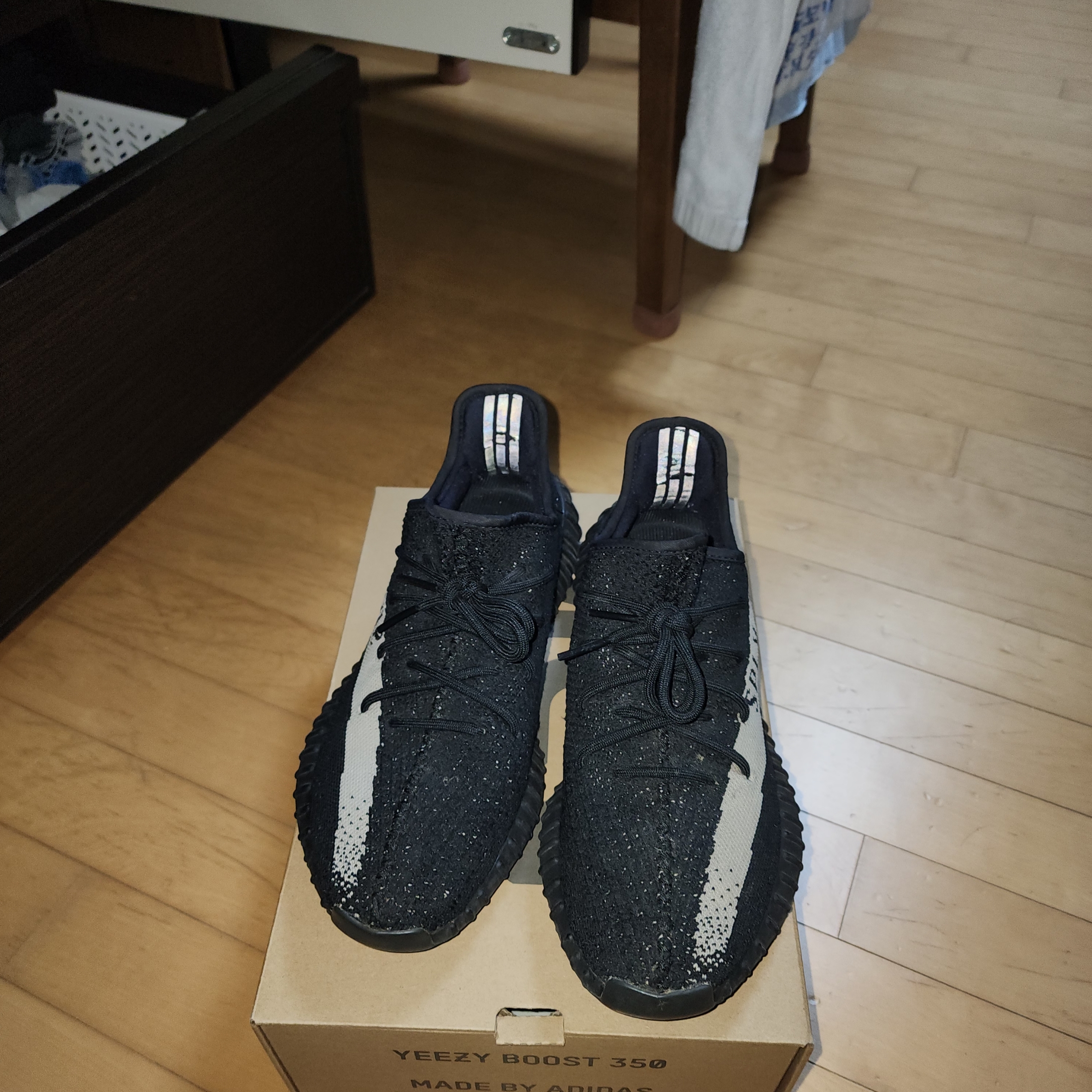 Adidas Yeezy Boost 350 V2 Core Black White 2016 착용 스타일 - 4