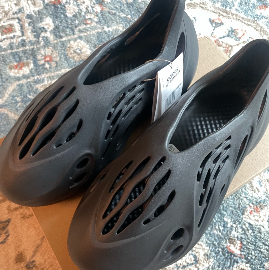 Adidas Yeezy Foam RNNR Onyx 착용 스타일 - 2