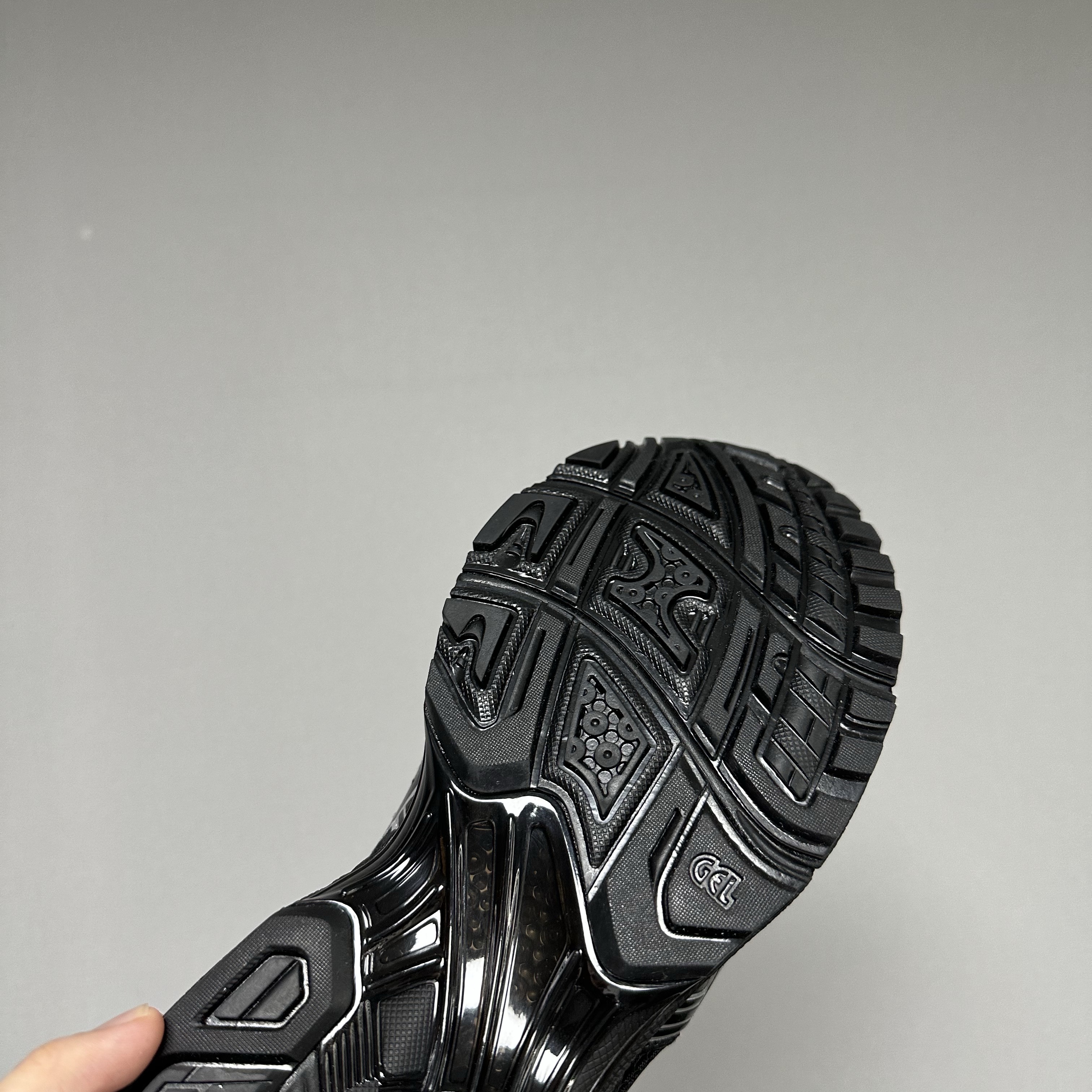 Asics Gel-Kayano 14 Black Pure Silver 착용 스타일 - 4