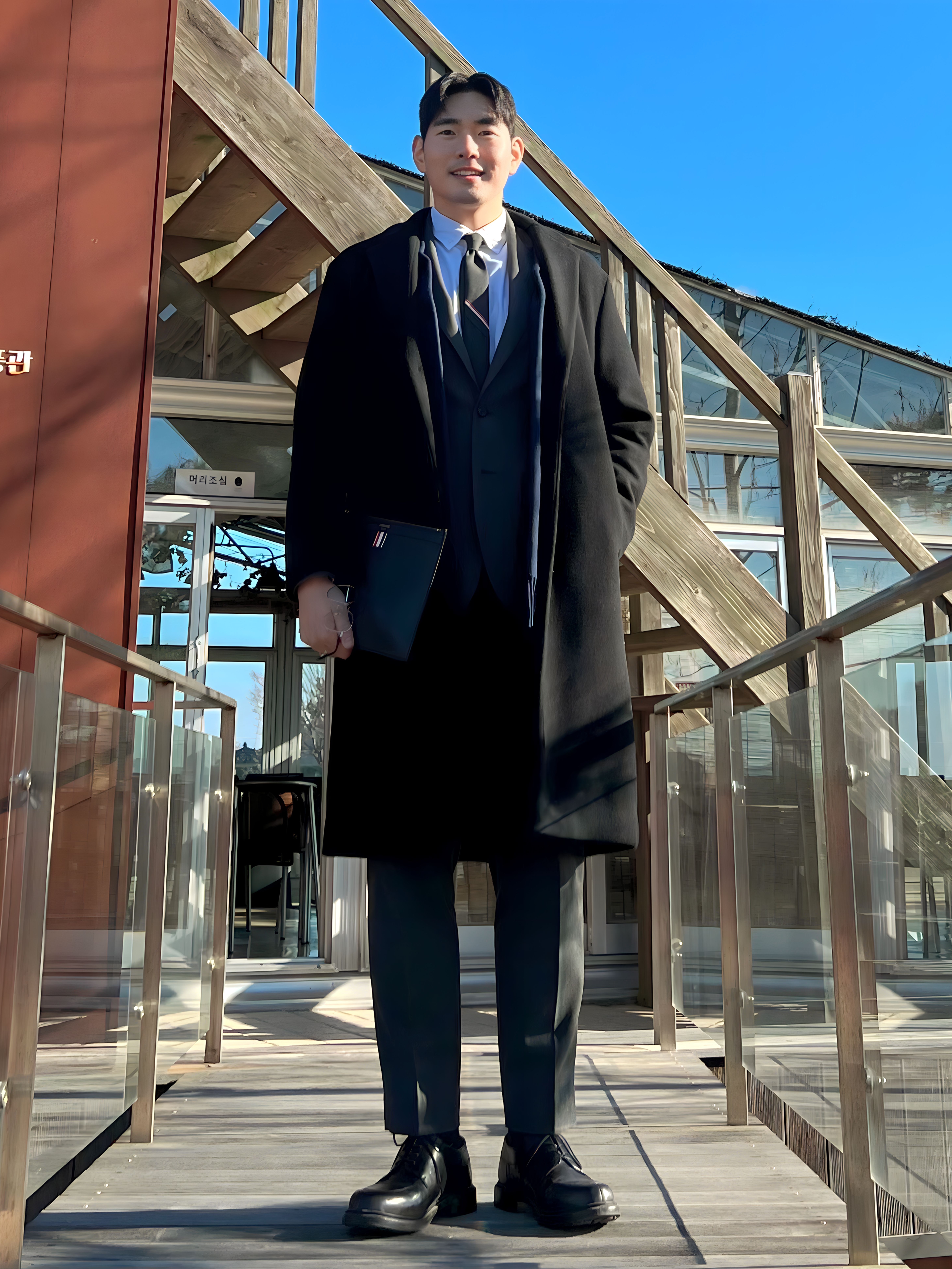 Thom Browne Engineered Stripe Necktie in Wool Dark Grey, Thom Browne Vachetta Leather Small Document Holder Navy 착용 스타일 - 5