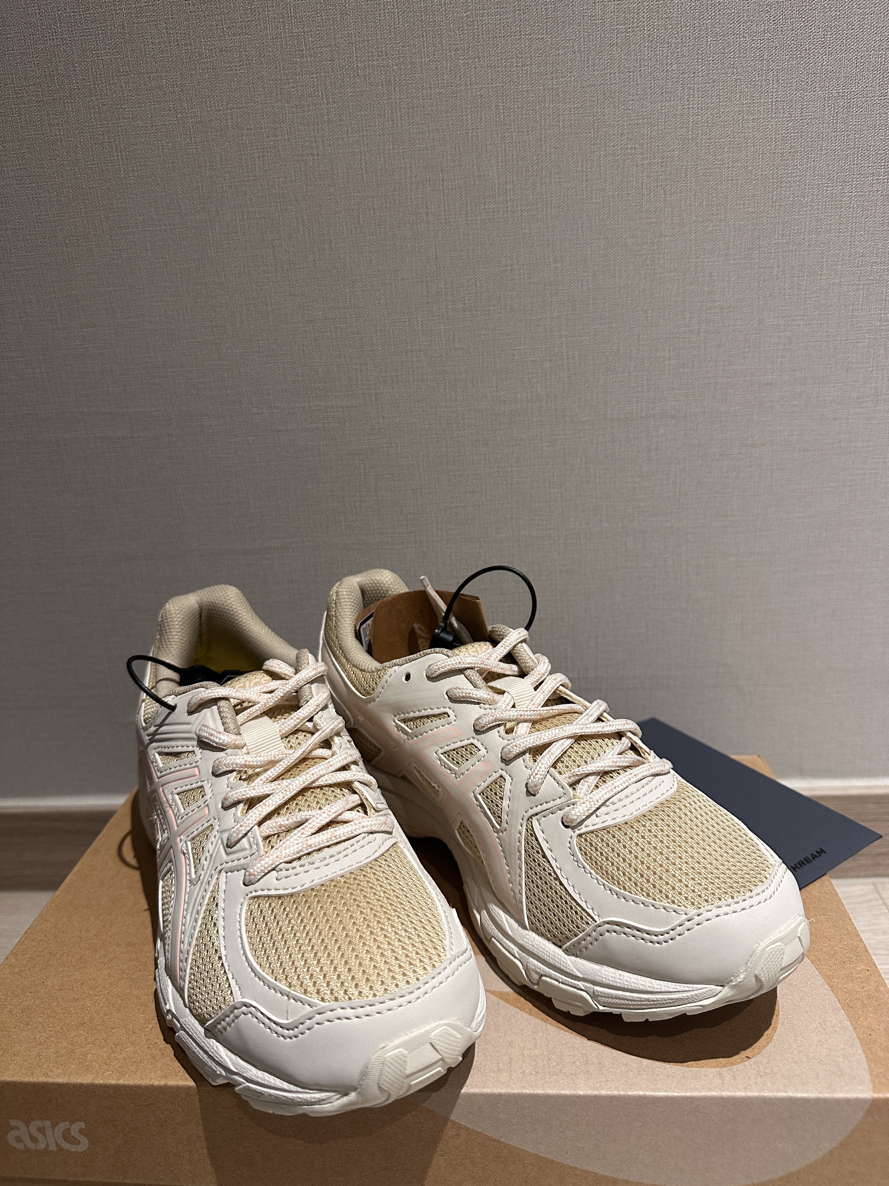 (W) Asics Jog 100 T Birch Cream - 2E Extra Wide 착용 스타일 - 3