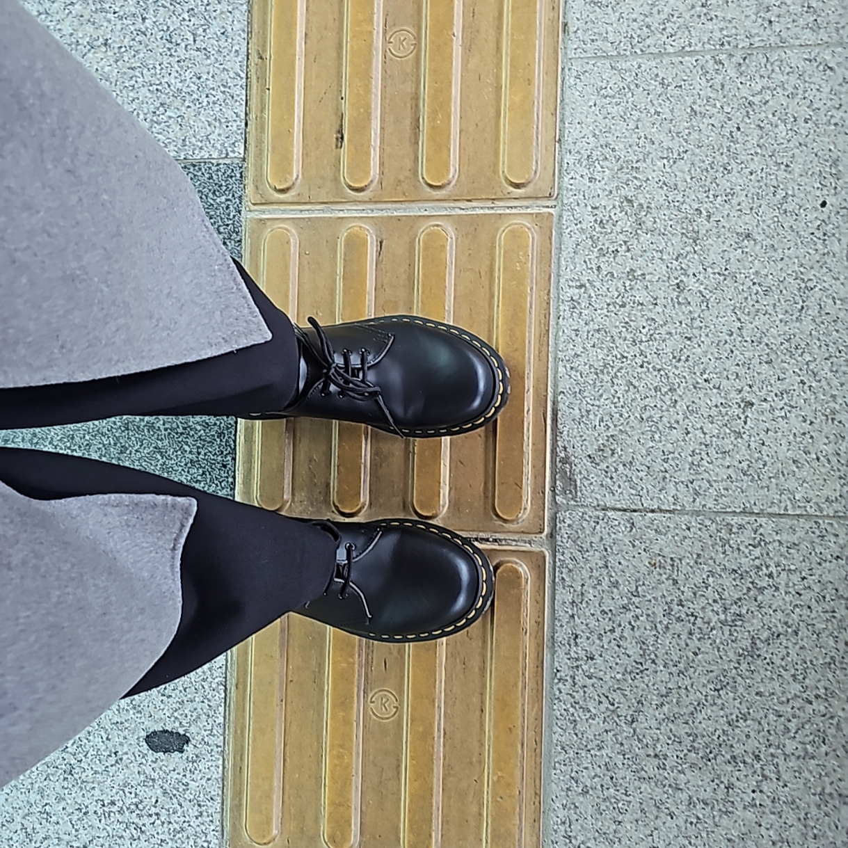Dr. Martens 1461 Smooth Black 착용 스타일 - 2