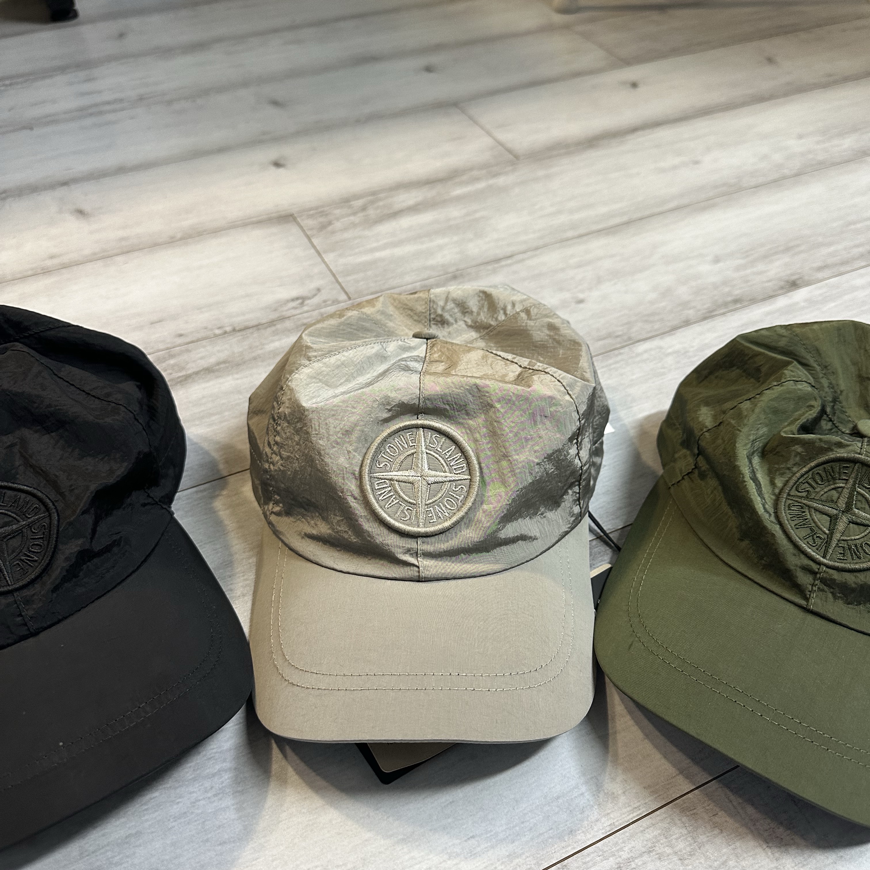 Stone Island 99576 Nylon Metal 6-Panel Cap Stucco - 23FW 착용 스타일