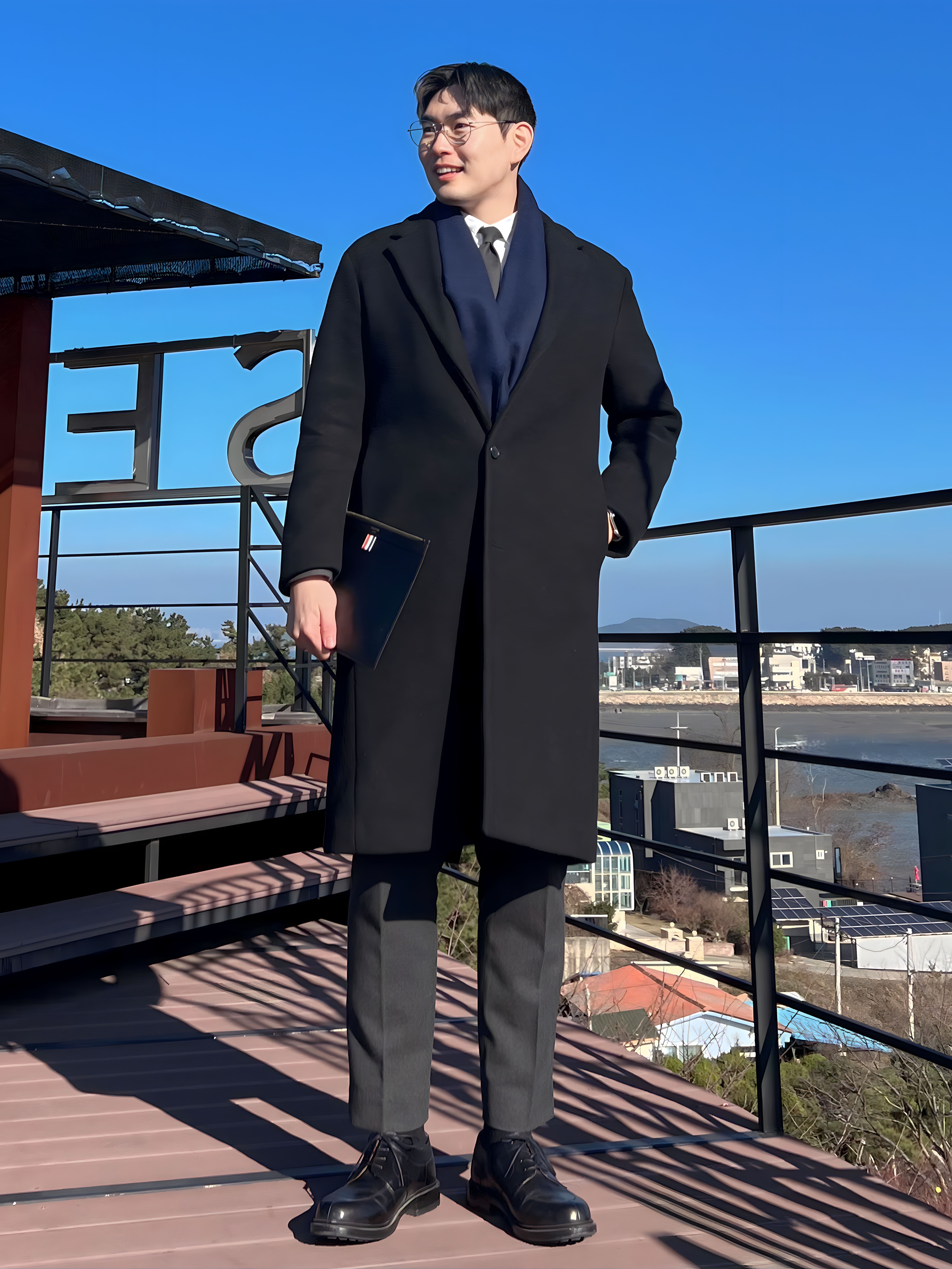 Thom Browne Engineered Stripe Necktie in Wool Dark Grey, Thom Browne Vachetta Leather Small Document Holder Navy 착용 스타일 - 6