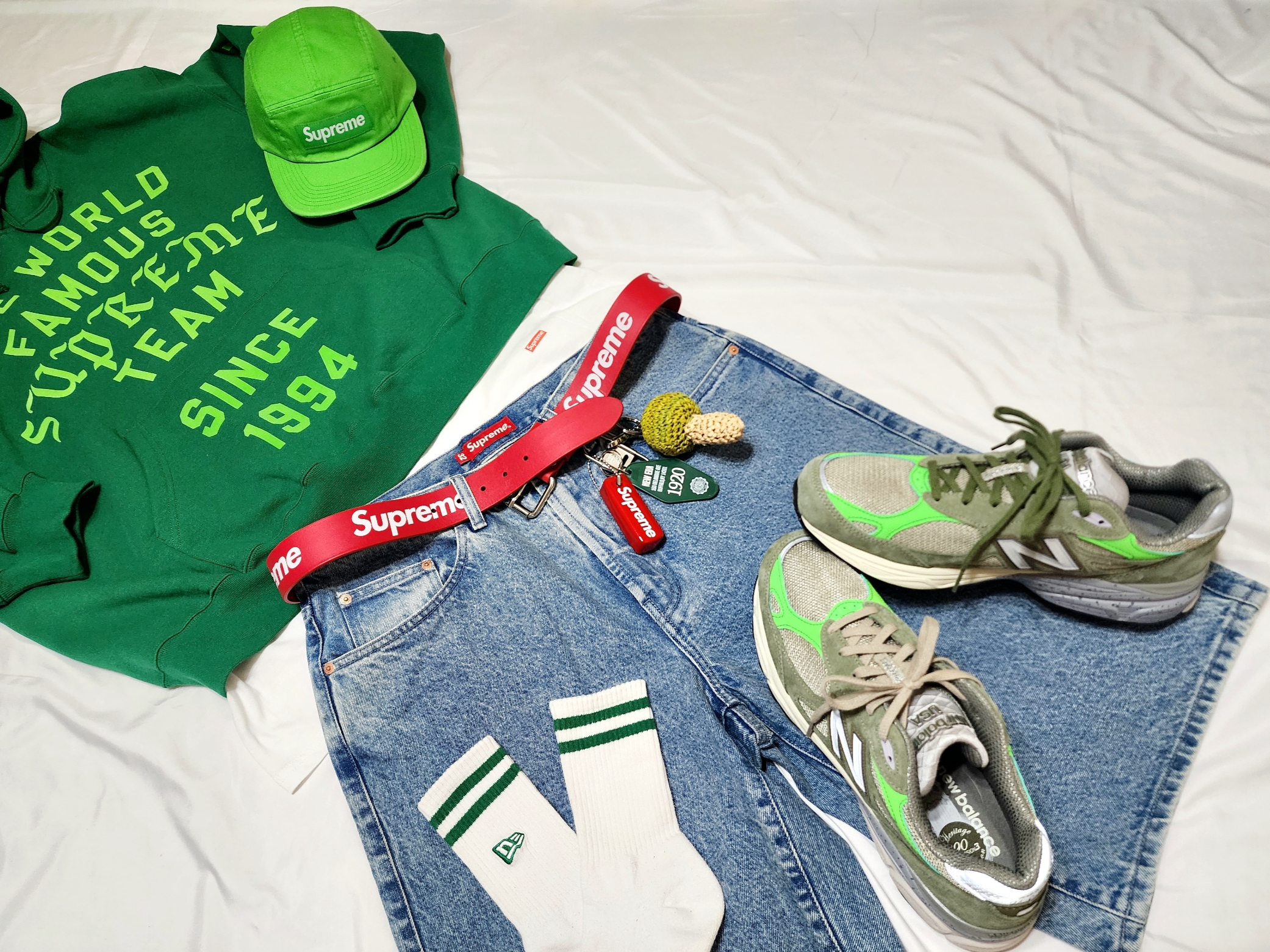 Supreme Team Flocked Hooded Sweatshirt Green - 23SS, Supreme Washed Chino Twill Camp Cap Green - 24SS 착용 스타일 - 2