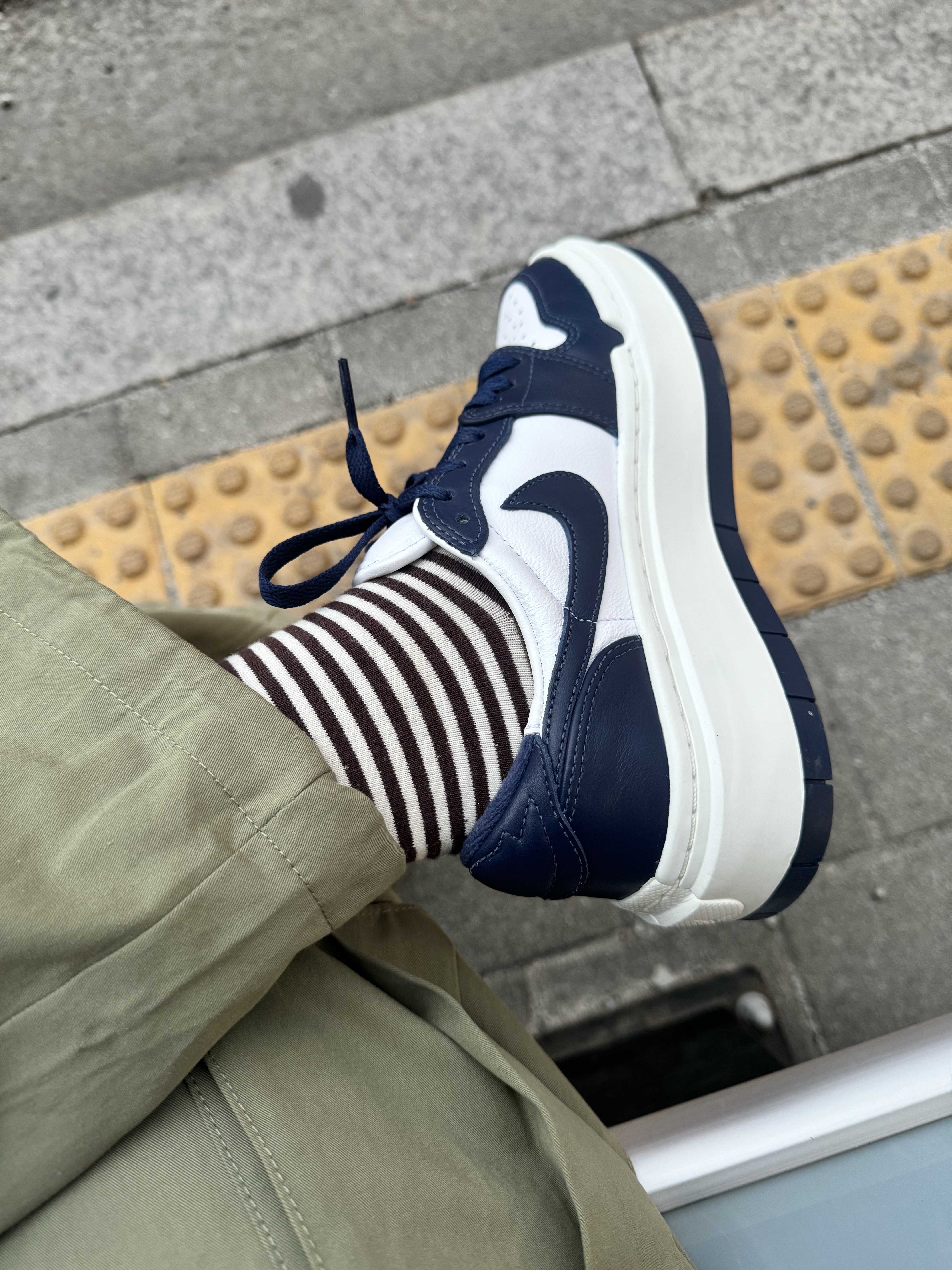 (W) Jordan 1 Elevate Low Midnight Navy 착용 스타일 - 3