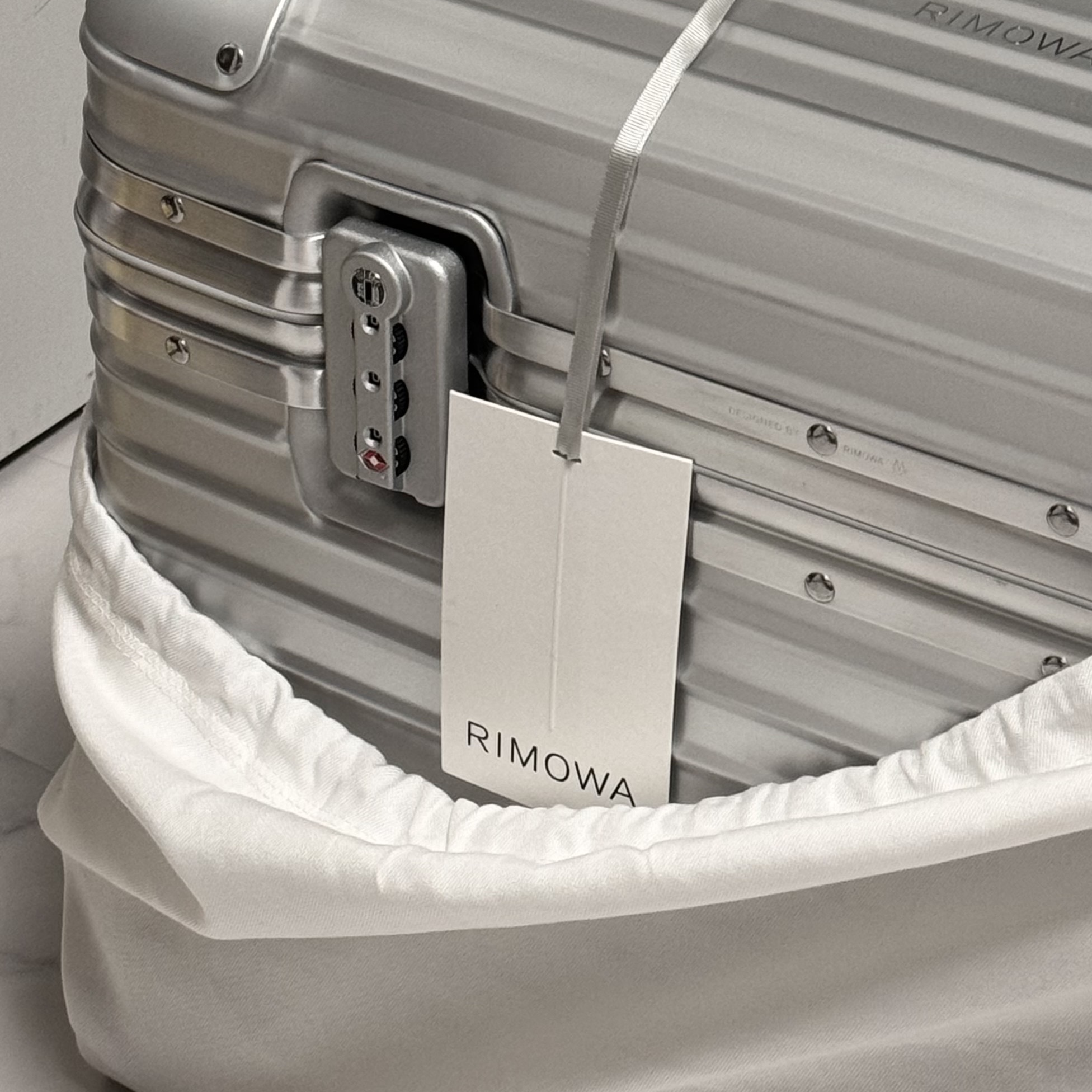 Rimowa Original Pilot Case Silver 착용 스타일 - 1