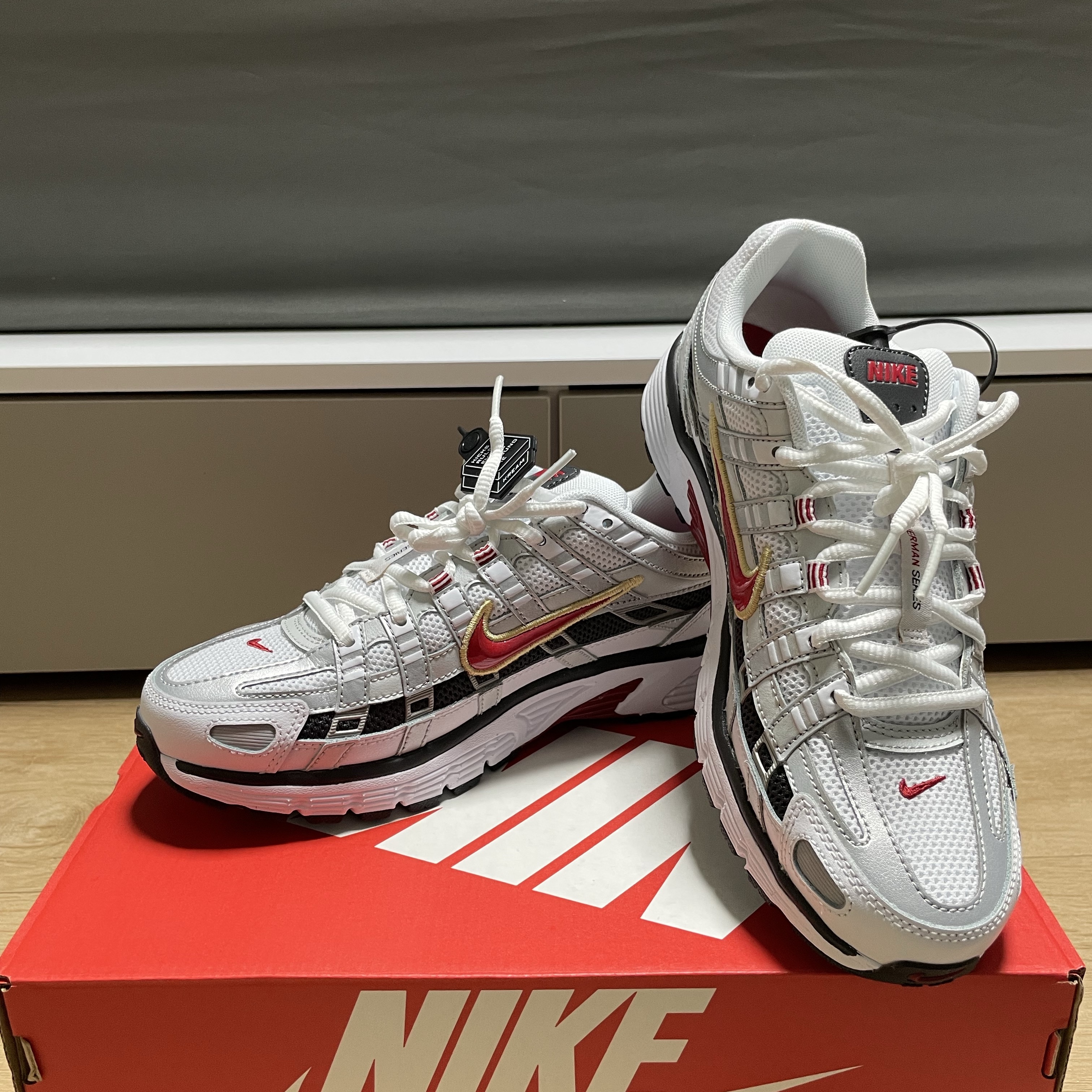 Nike P-6000 White Varsity Red 착용 스타일 - 1