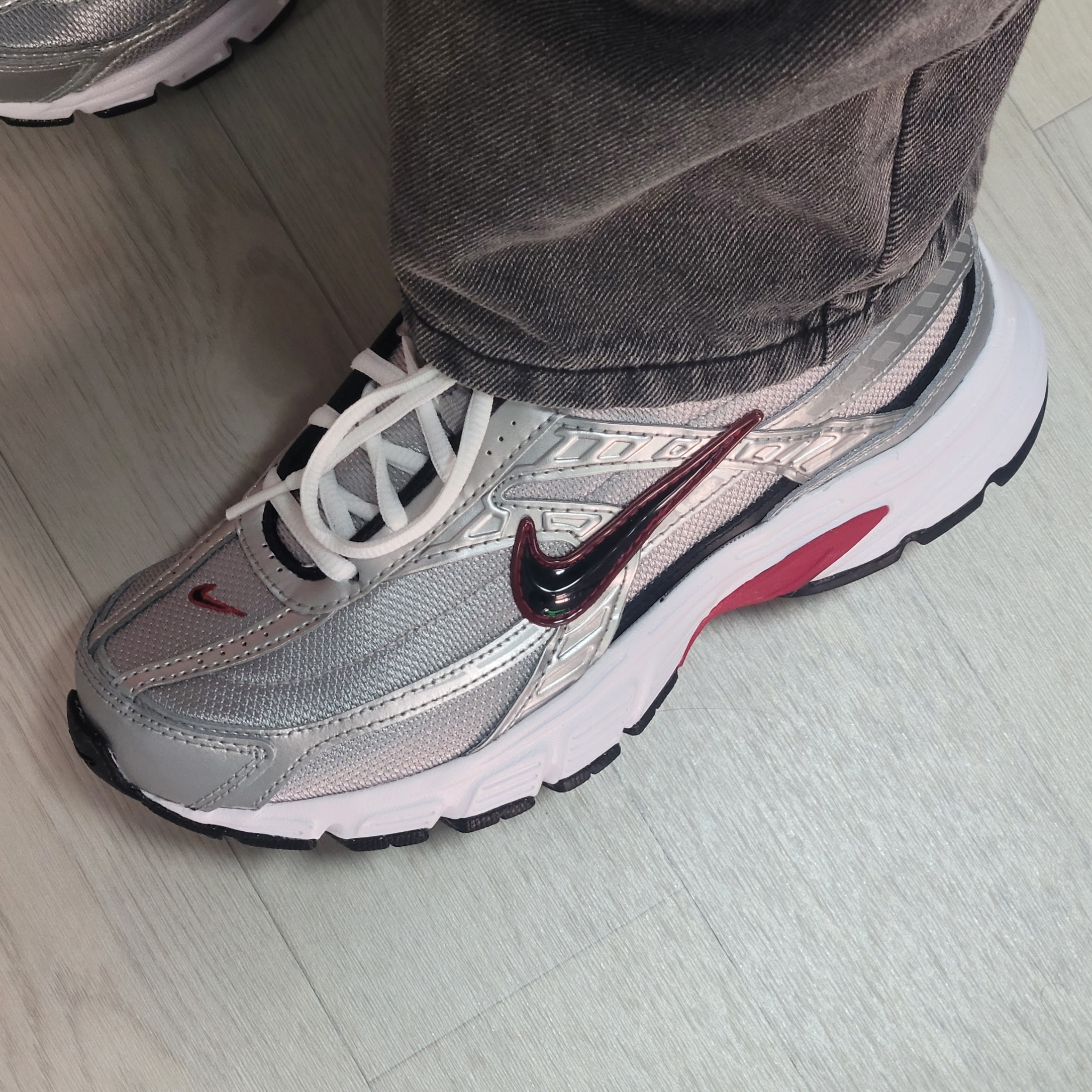 Nike Initiator Metallic Silver Black 착용 스타일
