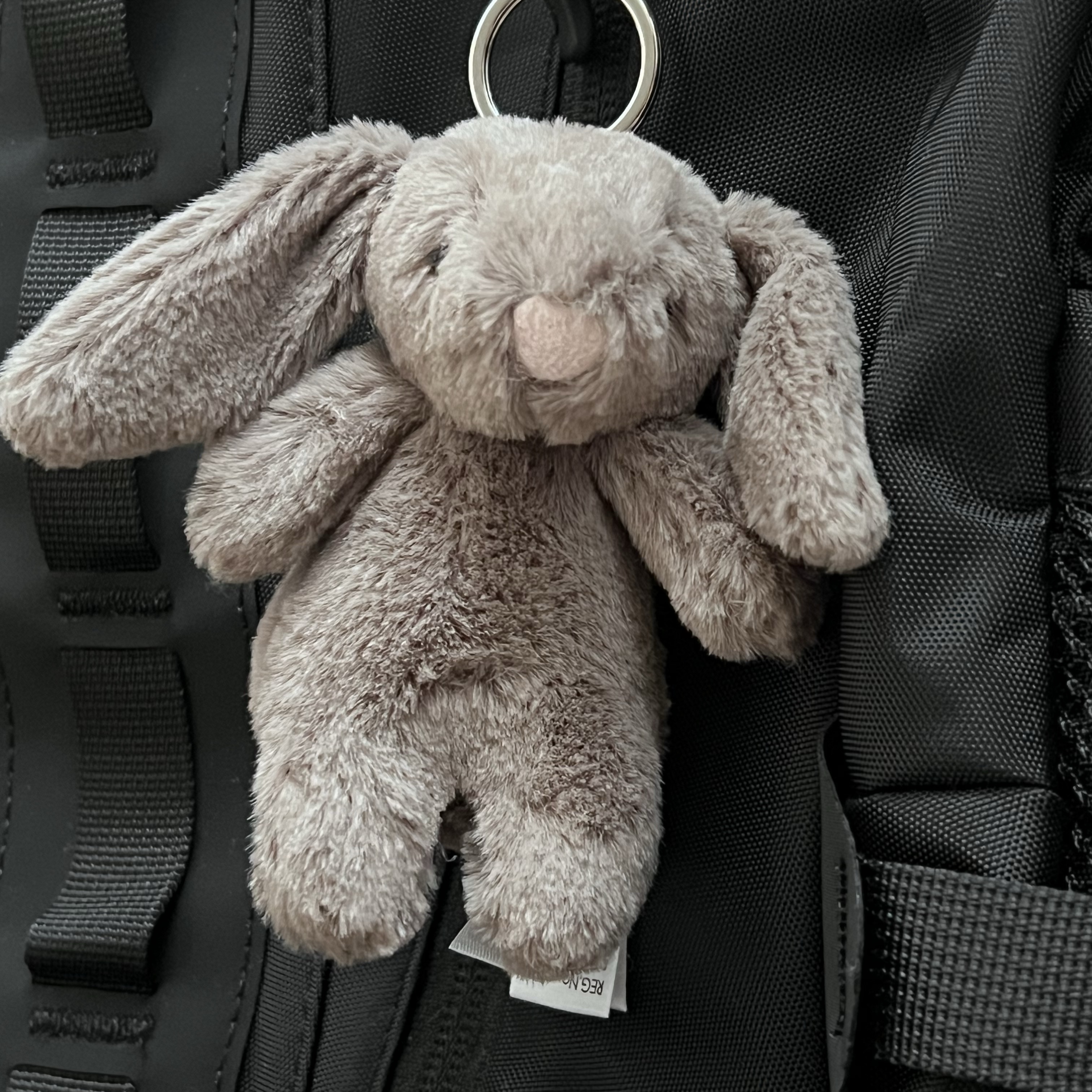 Jellycat Bashful Bunny Truffle Bag Charm Brown 착용 스타일
