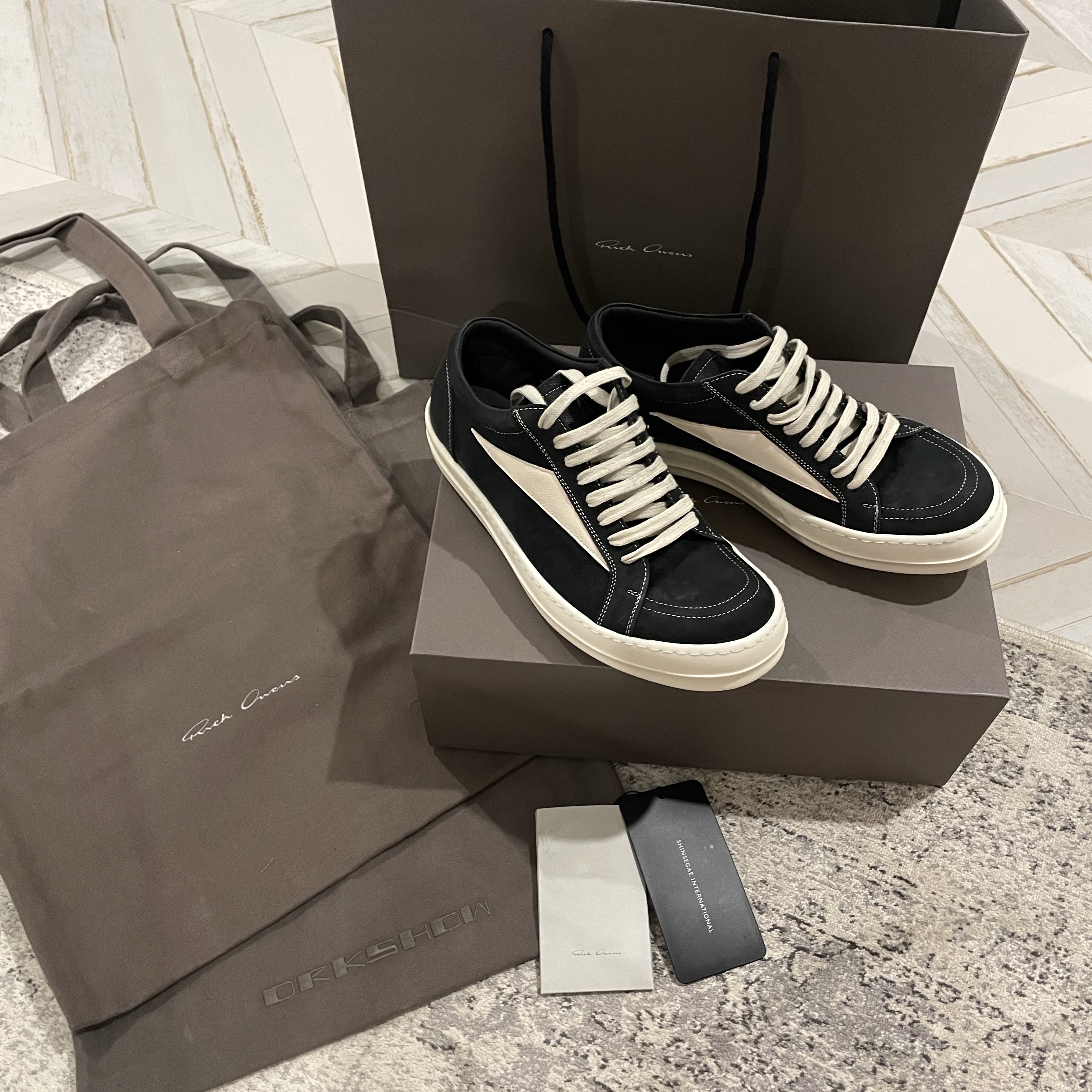 Rick Owens Luxor Vintage Sneakers Black Milk 착용 스타일