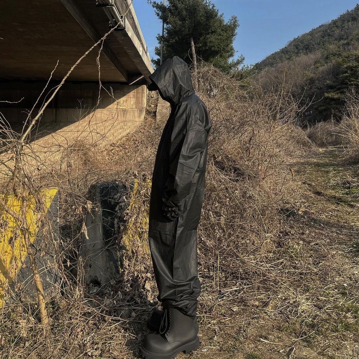 Balenciaga XL Army Boots Full Eva Black, Yeezy Gap Engineered By Balenciaga Coated Cotton Overalls Black 착용 스타일 - 4
