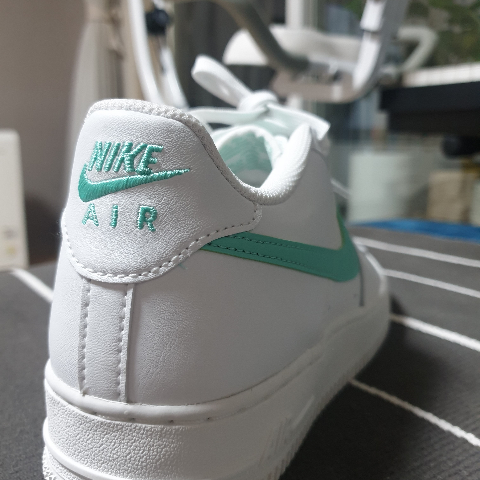 (GS) Nike Air Force 1 Summit White Emerald Rise 착용 스타일
