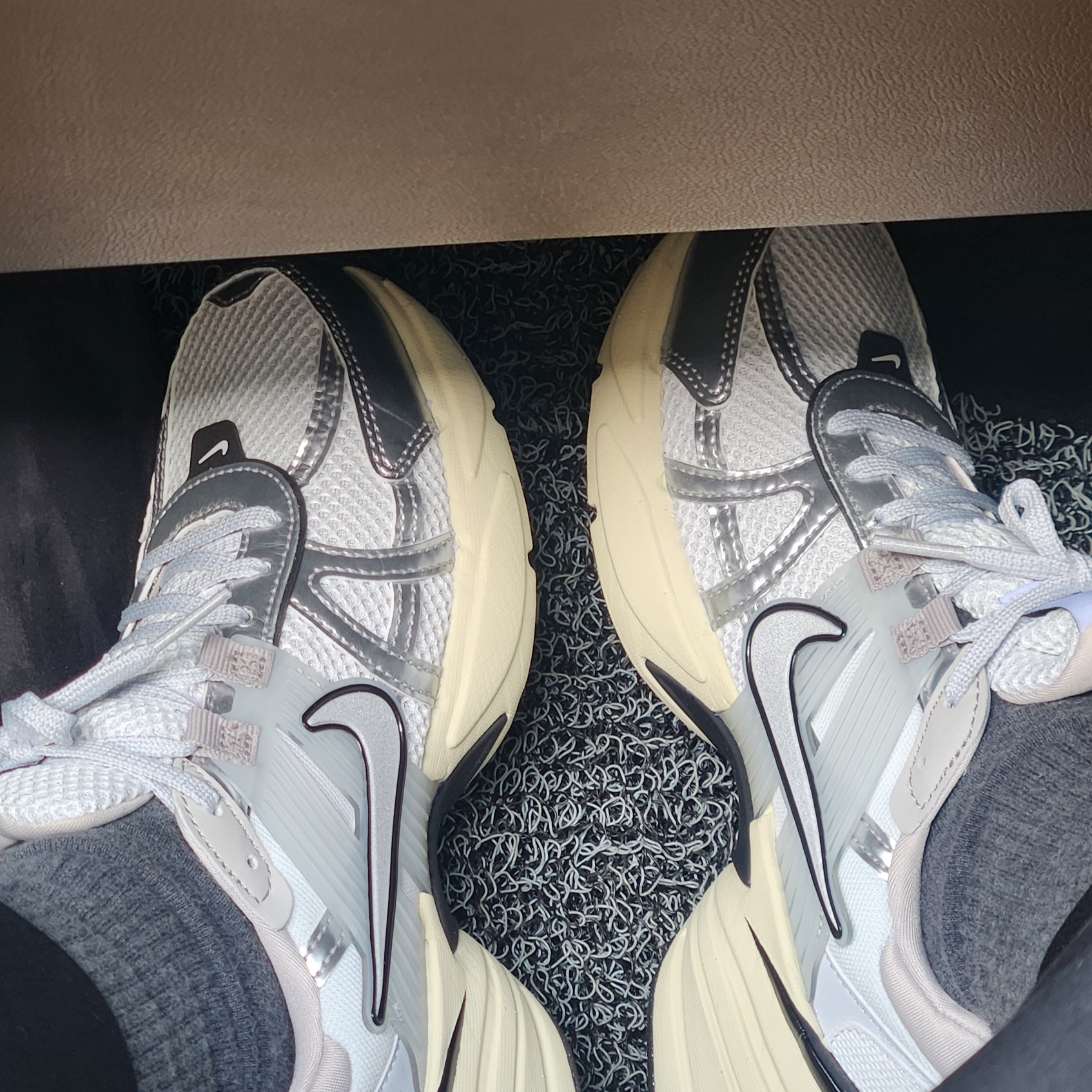 Nike V2K Run Summit White Metallic Silver 착용 스타일