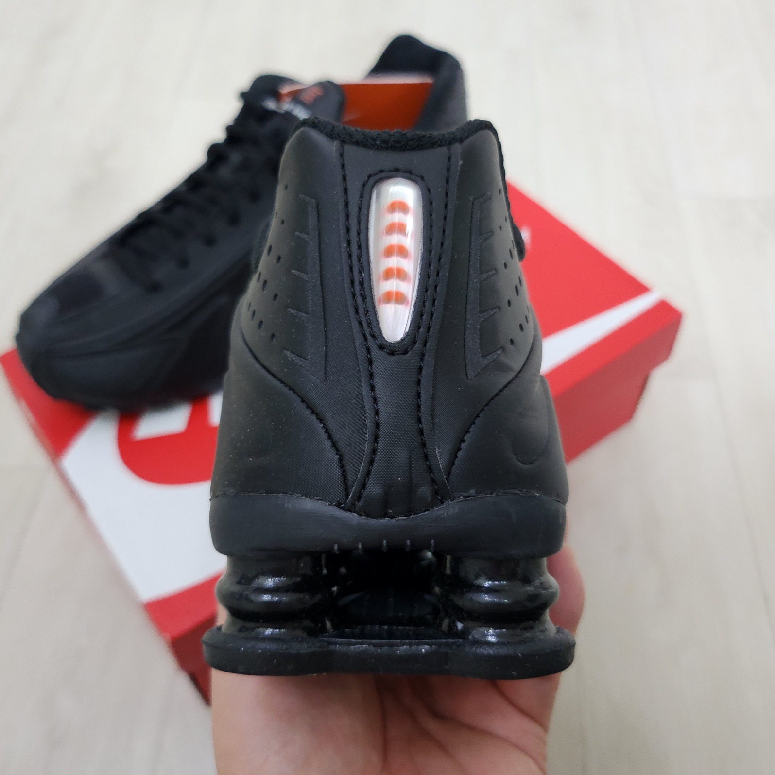 (W) Nike Shox R4 Black 착용 스타일 - 3