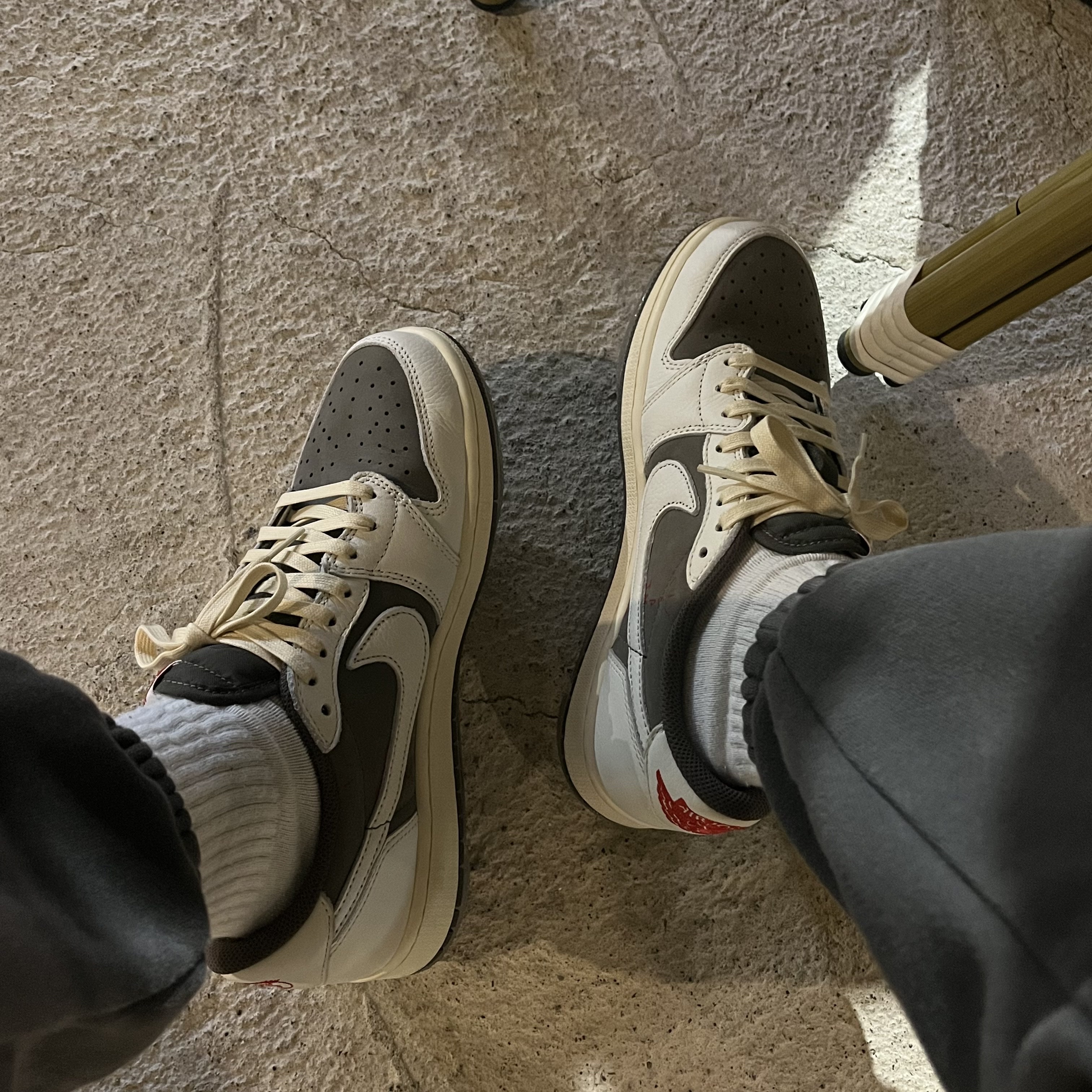 Jordan 1 x Travis Scott Retro Low OG SP Sail and Ridgerock 착용 스타일