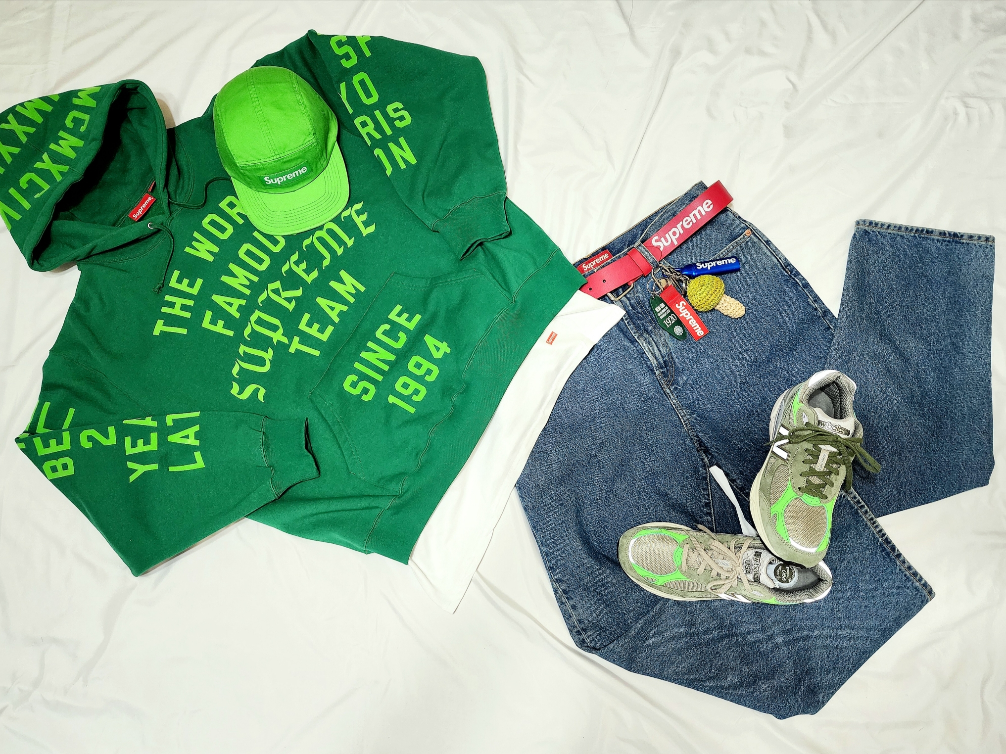 Supreme Team Flocked Hooded Sweatshirt Green - 23SS, Supreme Washed Chino Twill Camp Cap Green - 24SS 착용 스타일 - 3
