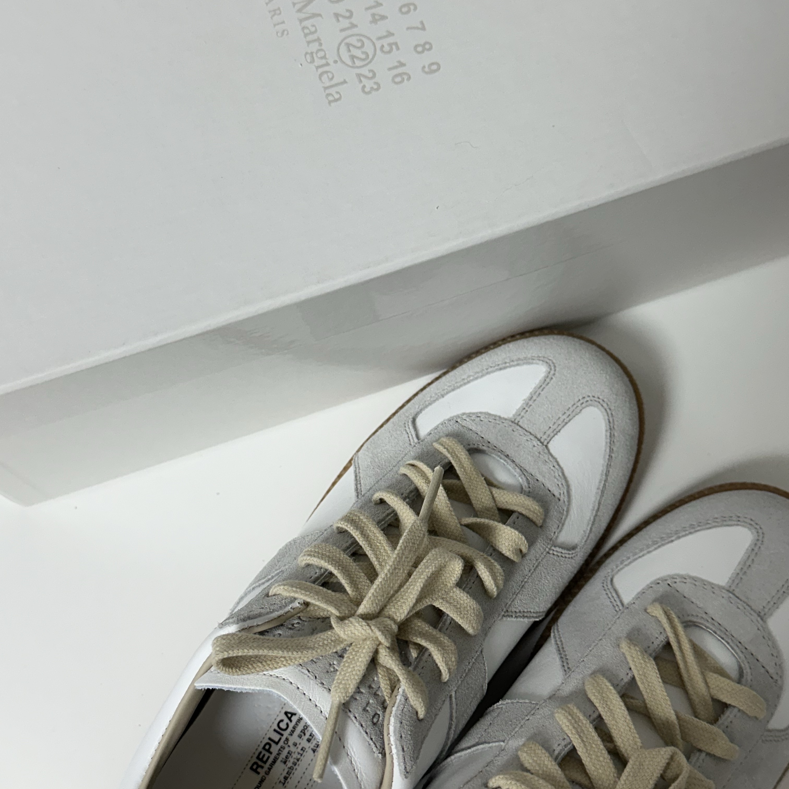 (W) Maison Margiela Calfskin Replica Sneakers White 착용 스타일