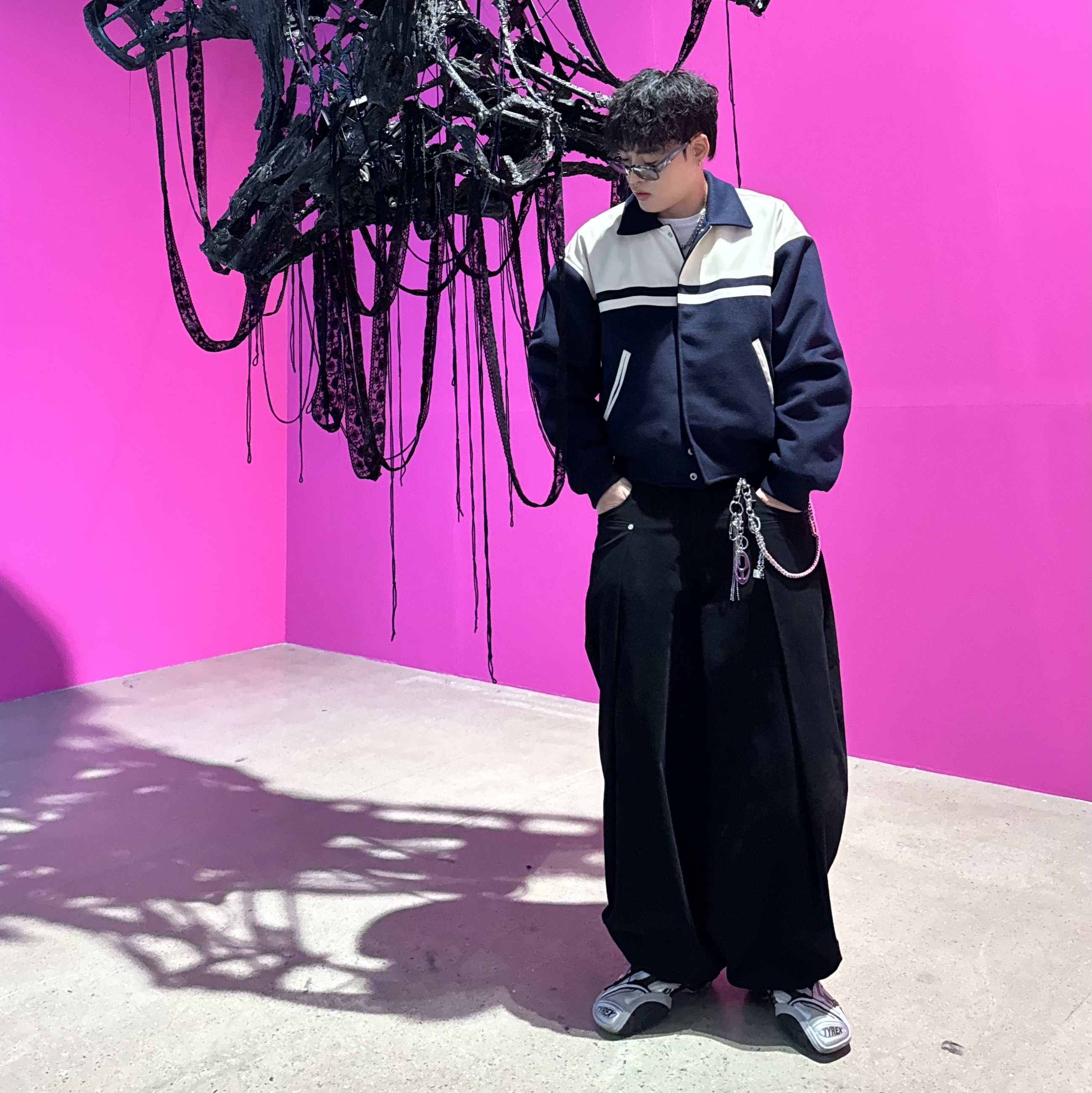 Balenciaga Tyrex Sneakers Black Grey 착용 스타일 - 3