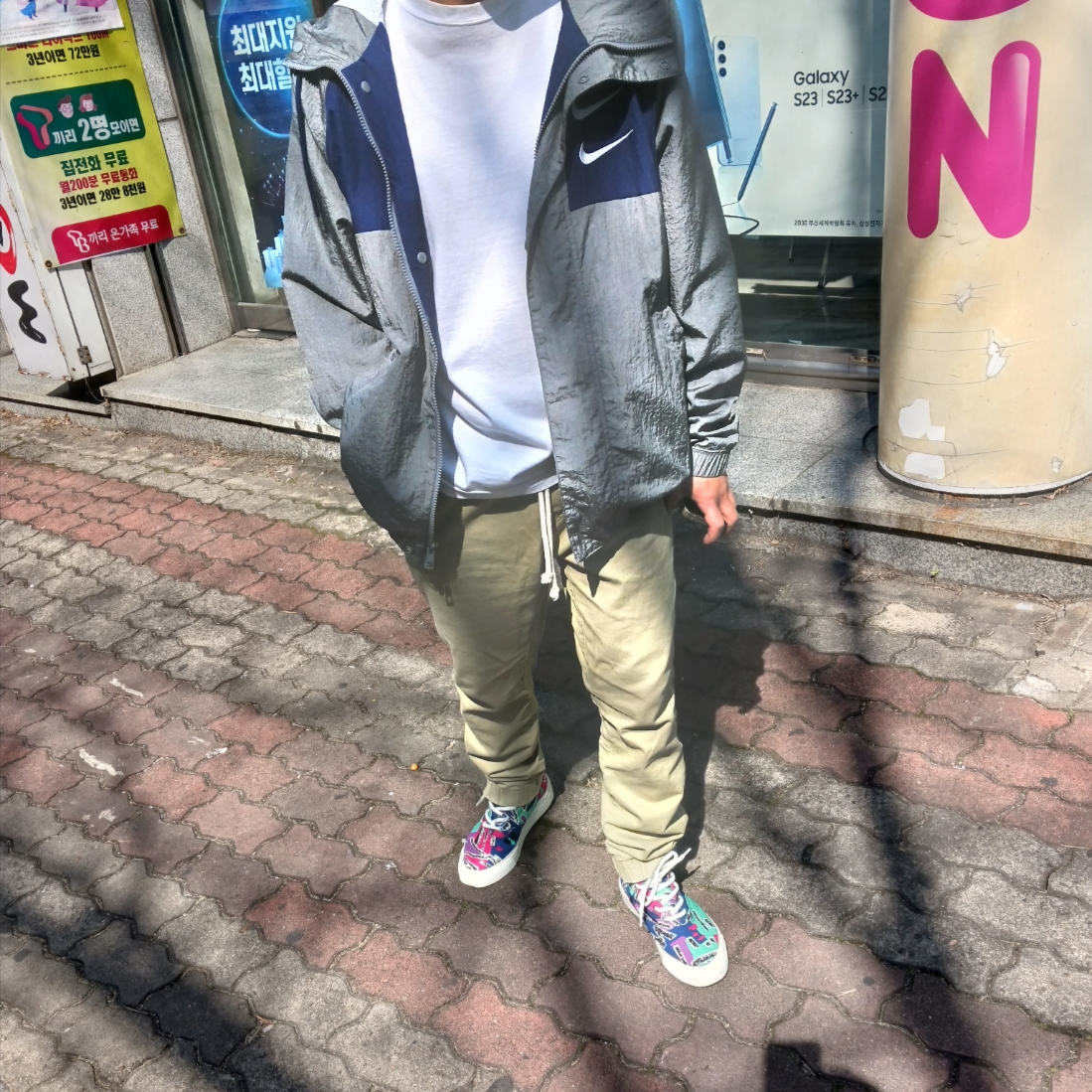 Nike NSW Swoosh Woven Hooded Jacket Grey - Asia, Converse x Fear of God Essentials Skid Grip Hi 착용 스타일 - 1