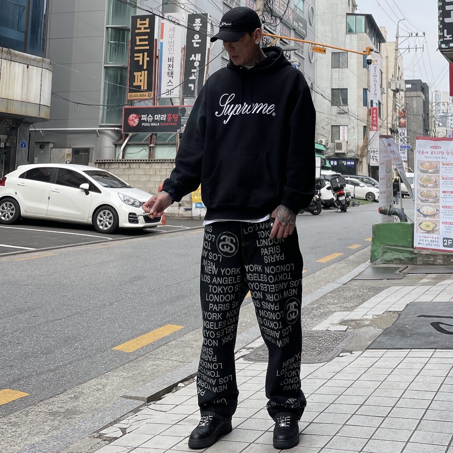 Stussy Big OL’ Jean City Link Denim Washed Black, Supreme Raised Script Hooded Sweatshirt Black - 23FW 착용 스타일 - 2