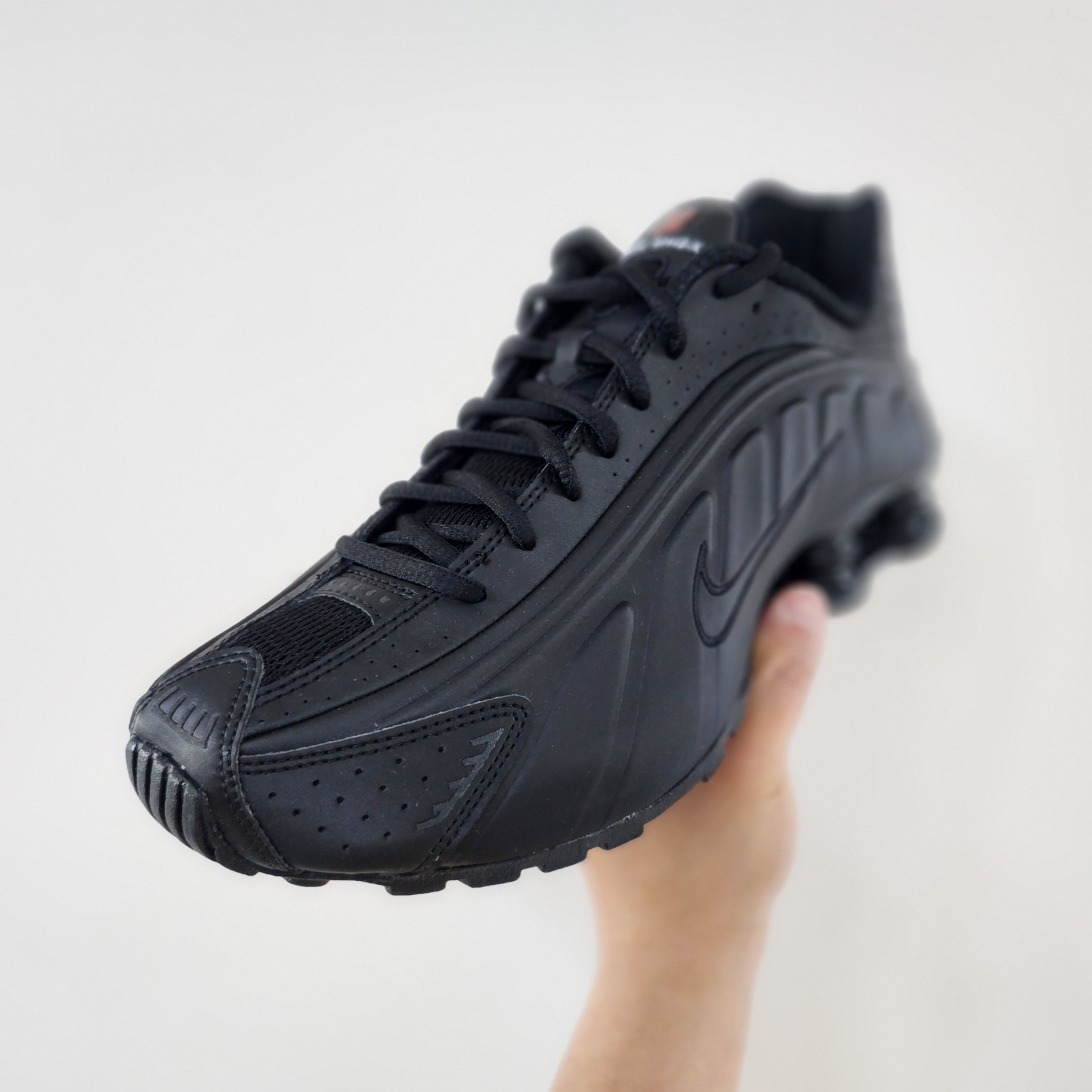 (W) Nike Shox R4 Black 착용 스타일 - 1